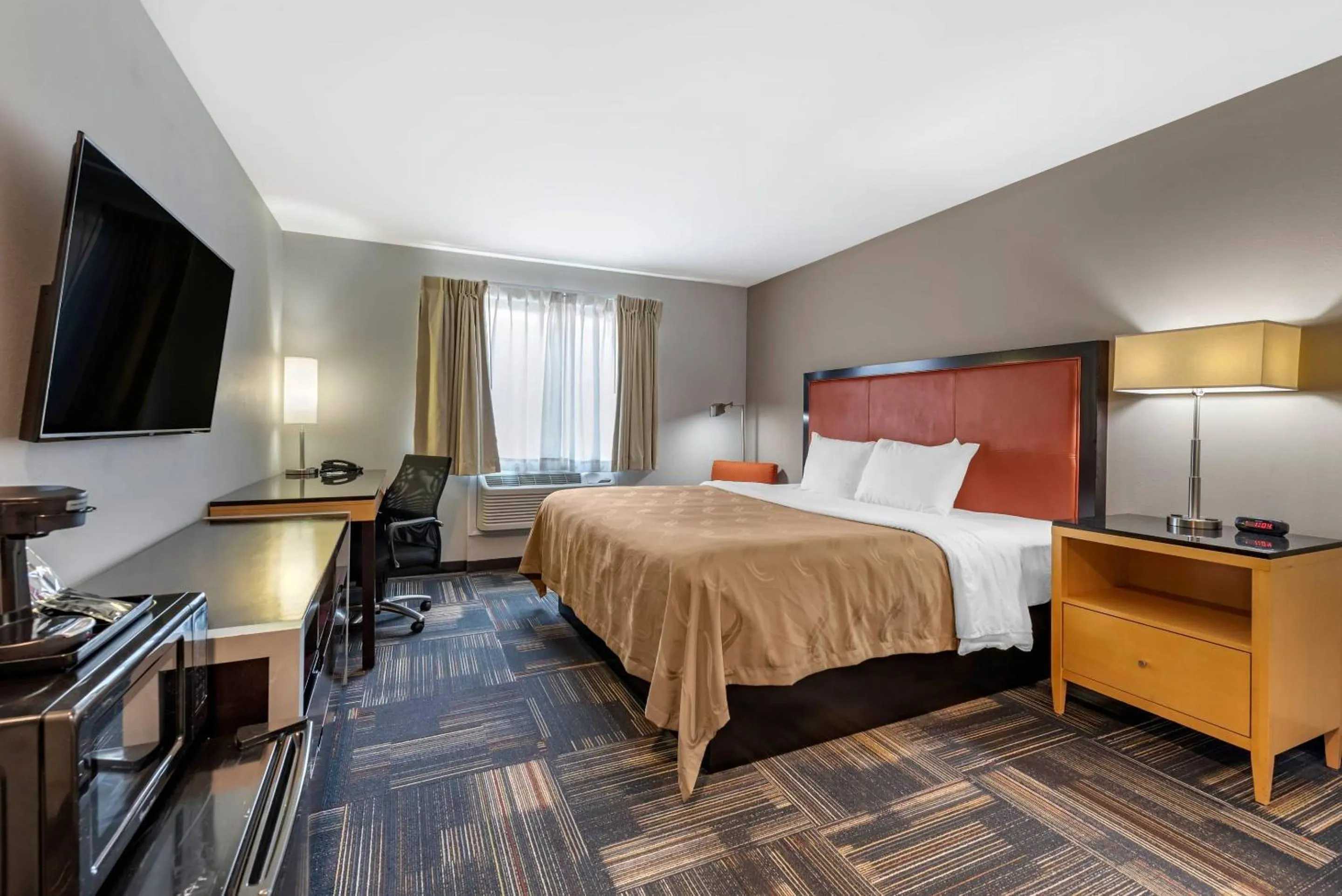 Bedroom, Bed in Quality Inn & Suites Evansville Downtown
