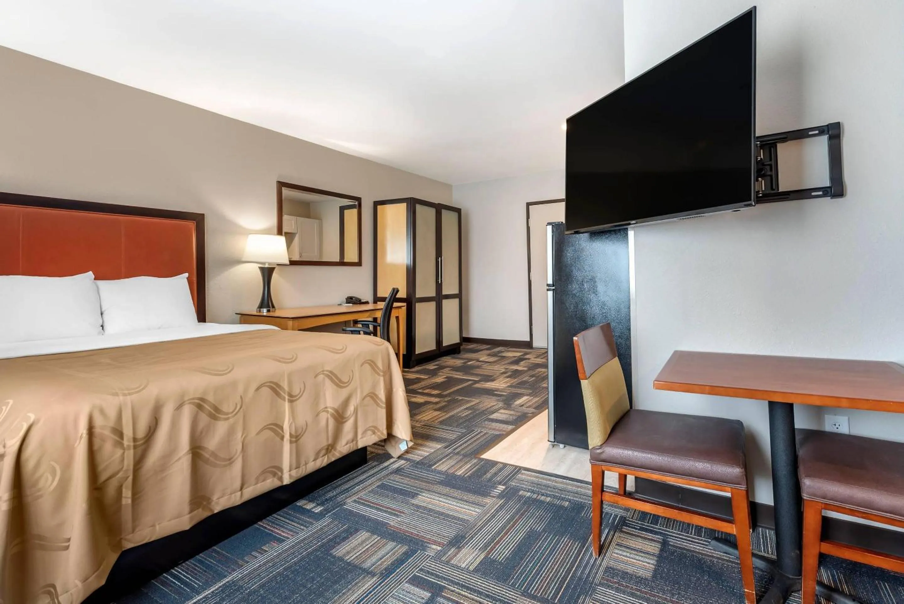 Bedroom, Bed in Quality Inn & Suites Evansville Downtown