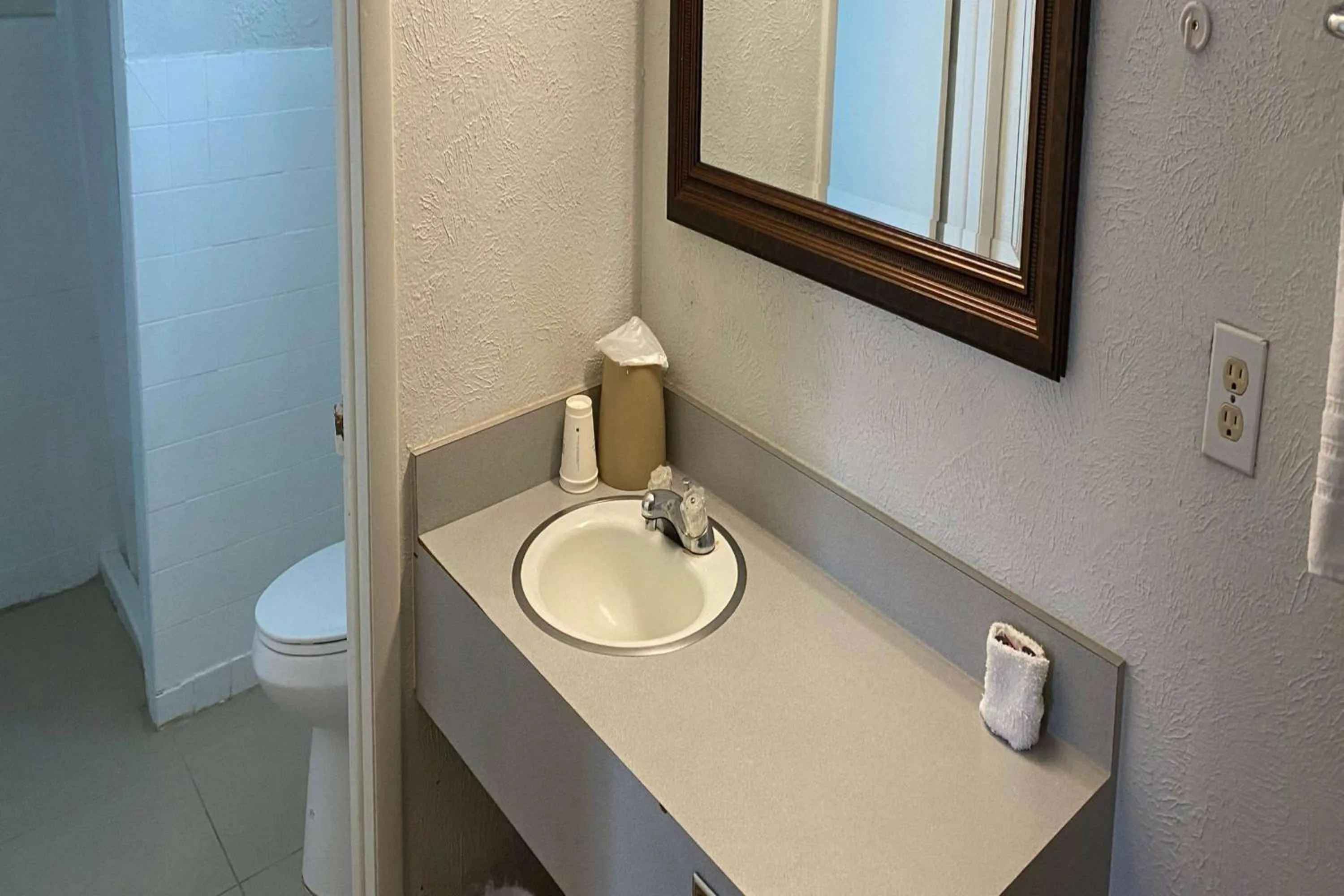 Photo of the whole room in Super 8 by Wyndham Wells