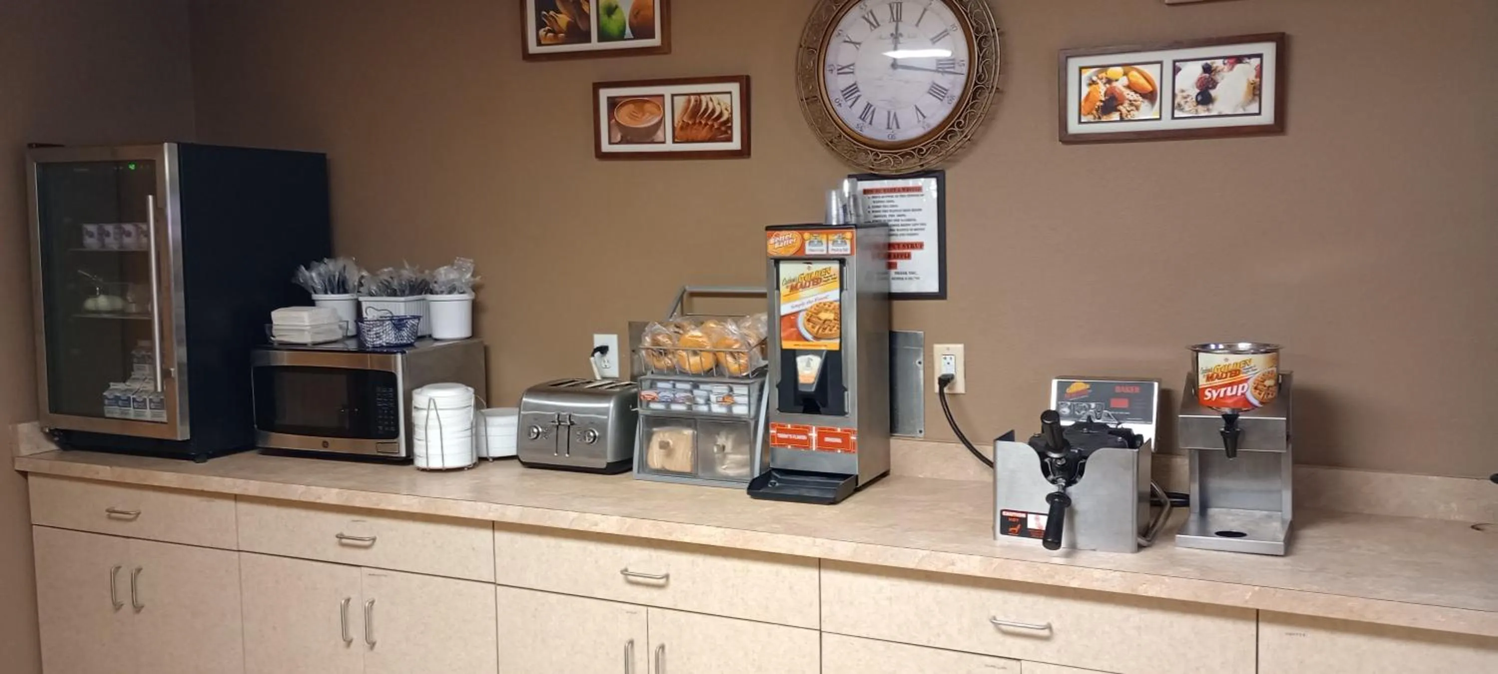 Coffee/tea facilities in Super 8 by Wyndham Chamberlain SD