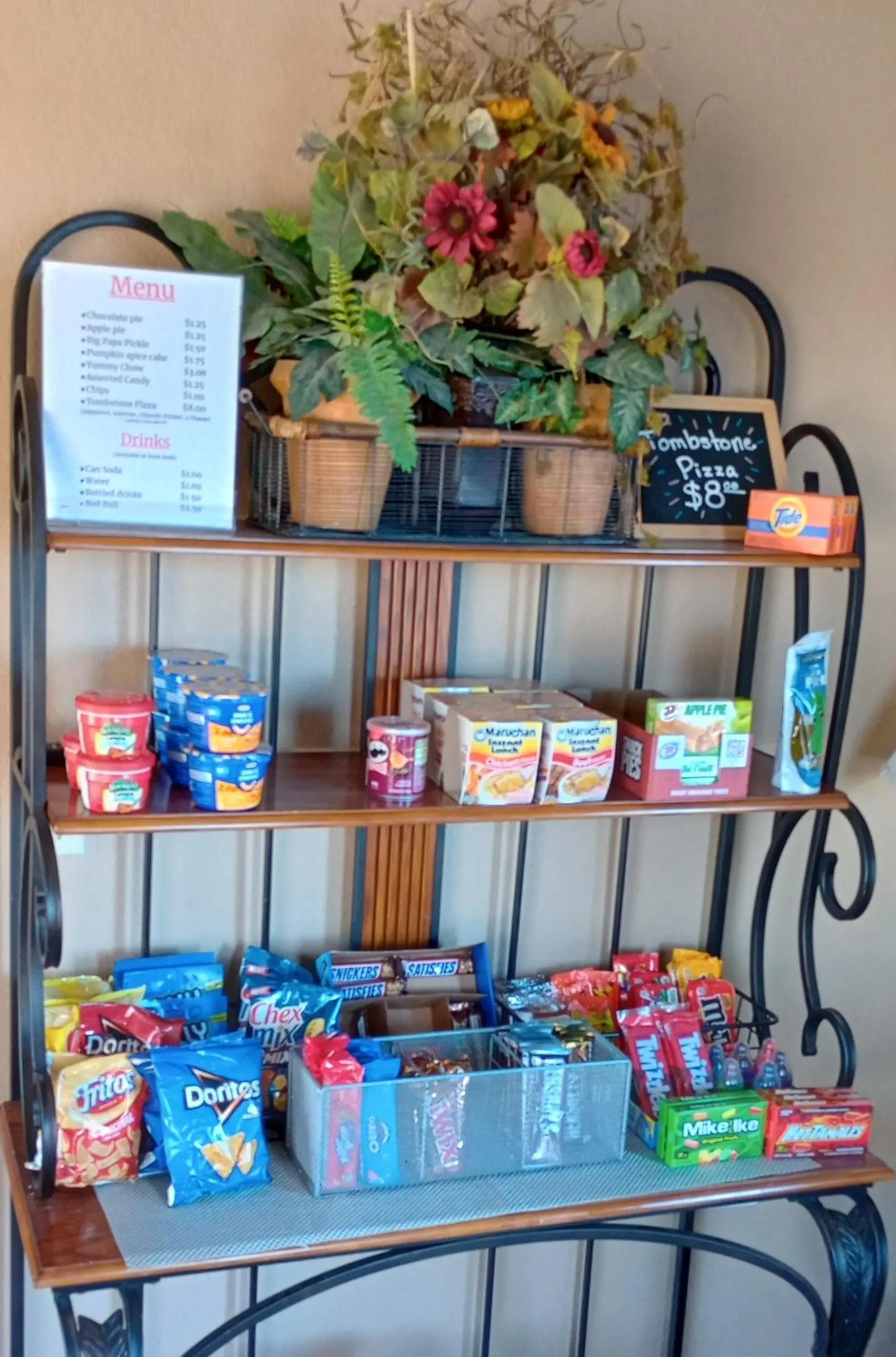 Food and drinks in Super 8 by Wyndham Chamberlain SD