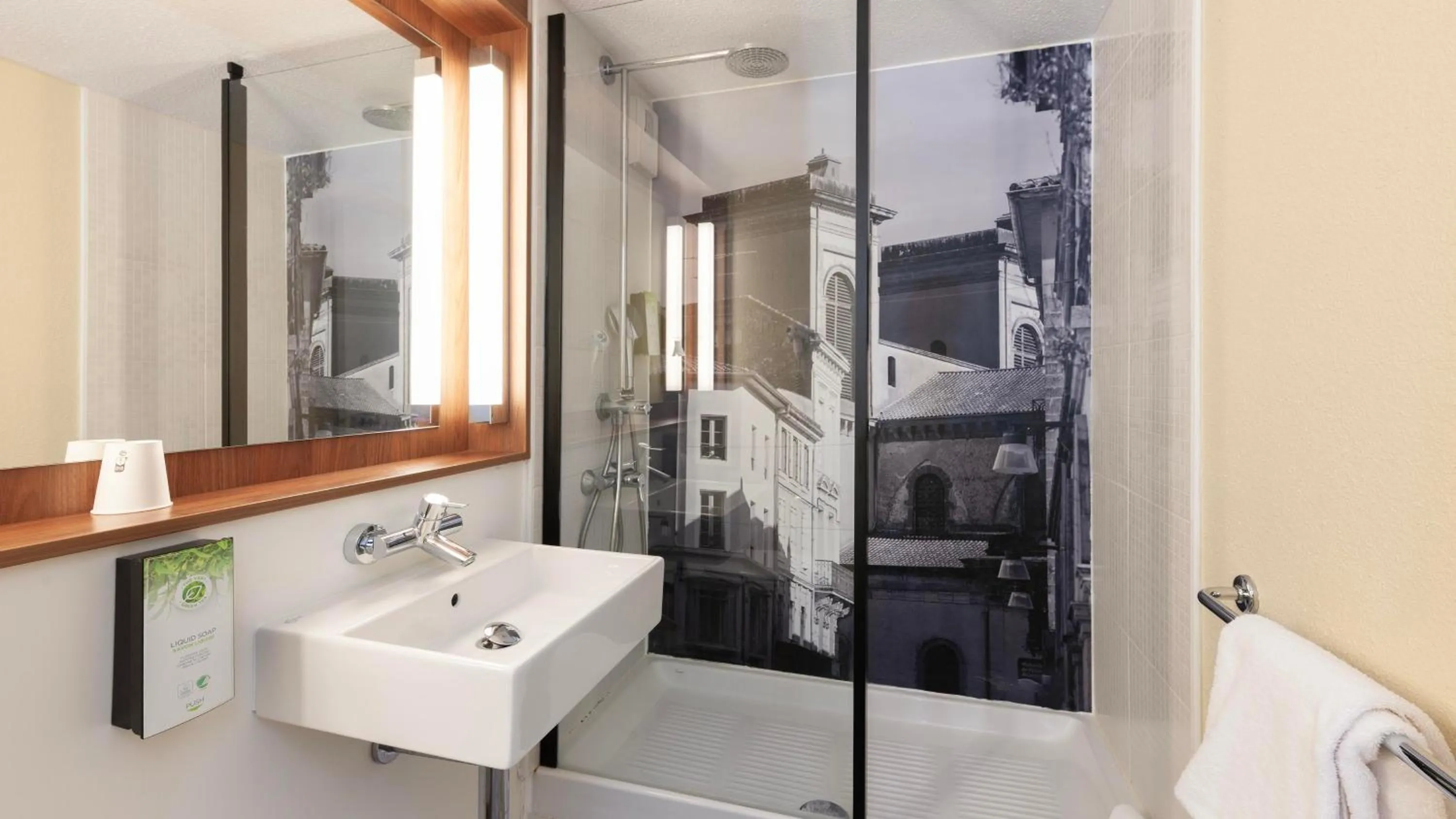 Bathroom in Campanile NATURE - Mont de Marsan