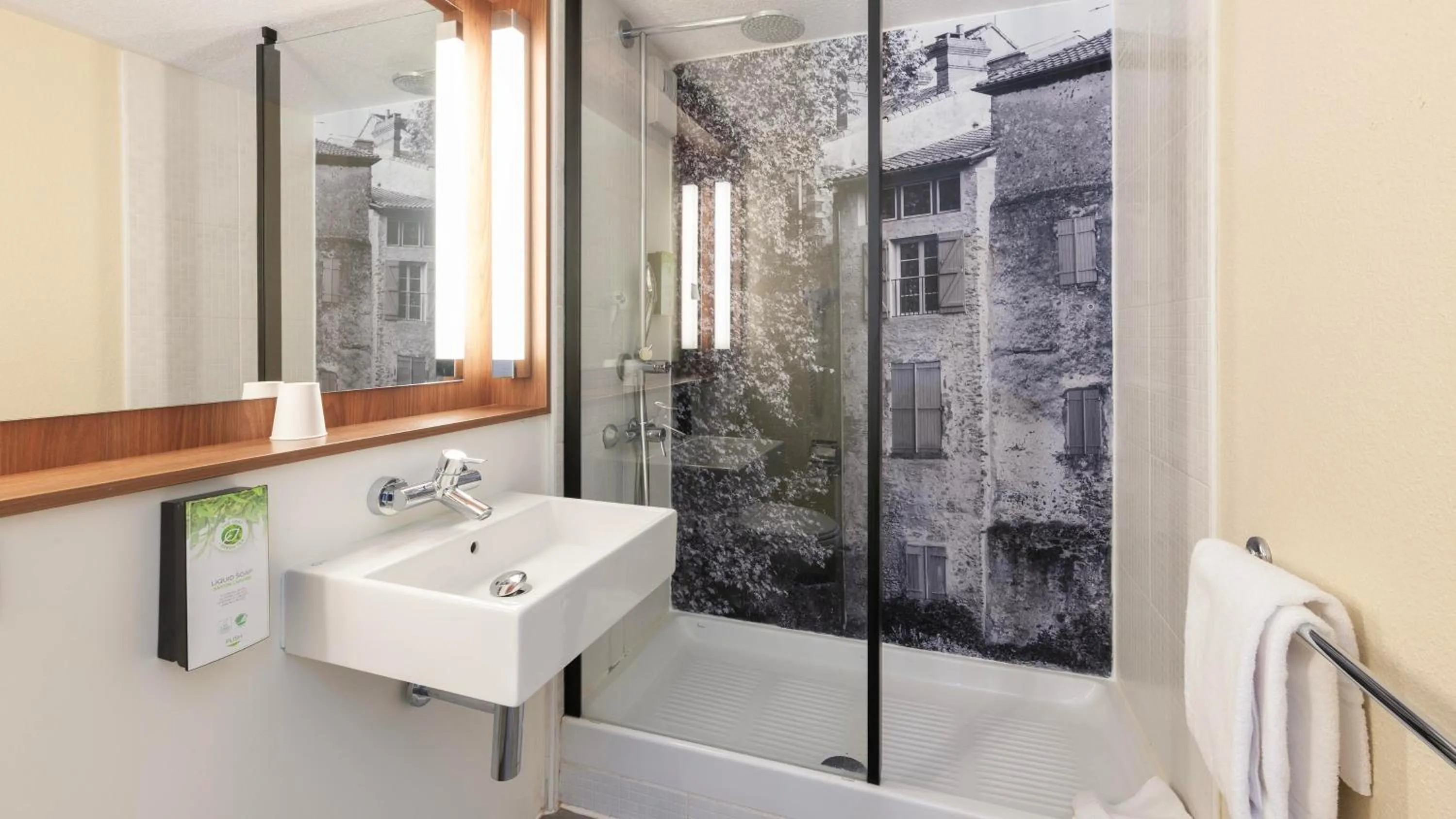 Bathroom in Campanile NATURE - Mont de Marsan