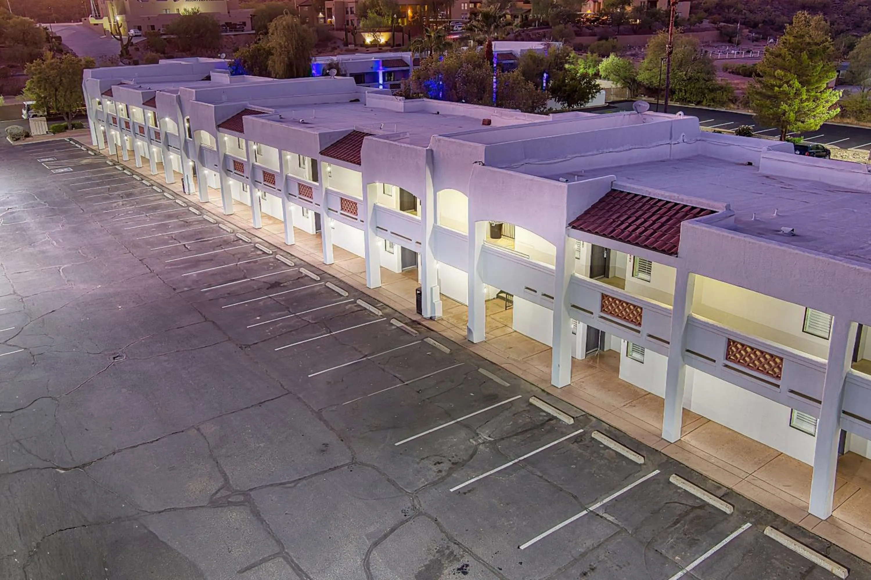 Property building in Los Viajeros Inn