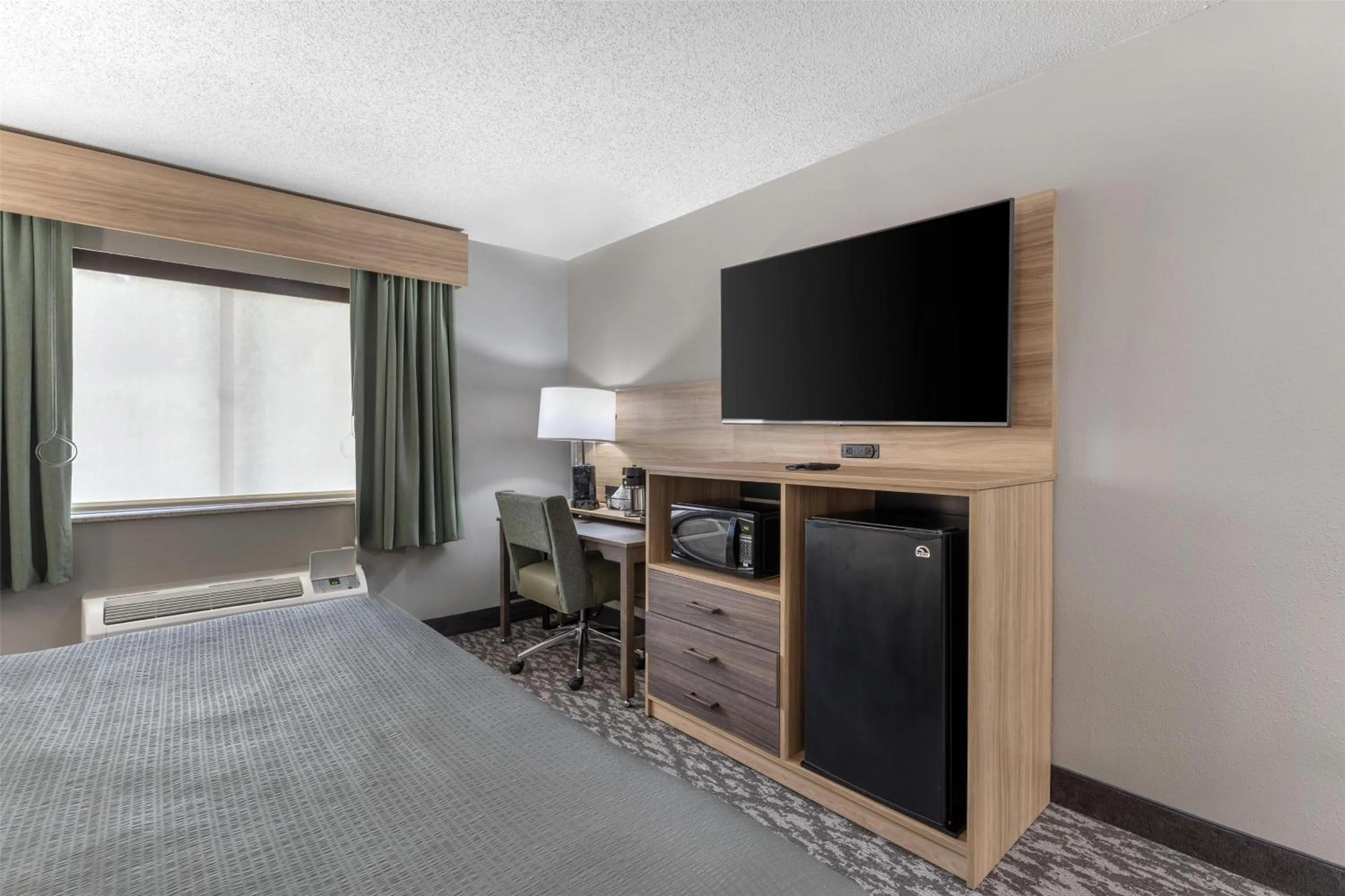 Bedroom, Bed in Best Western PLUS Executive Inn