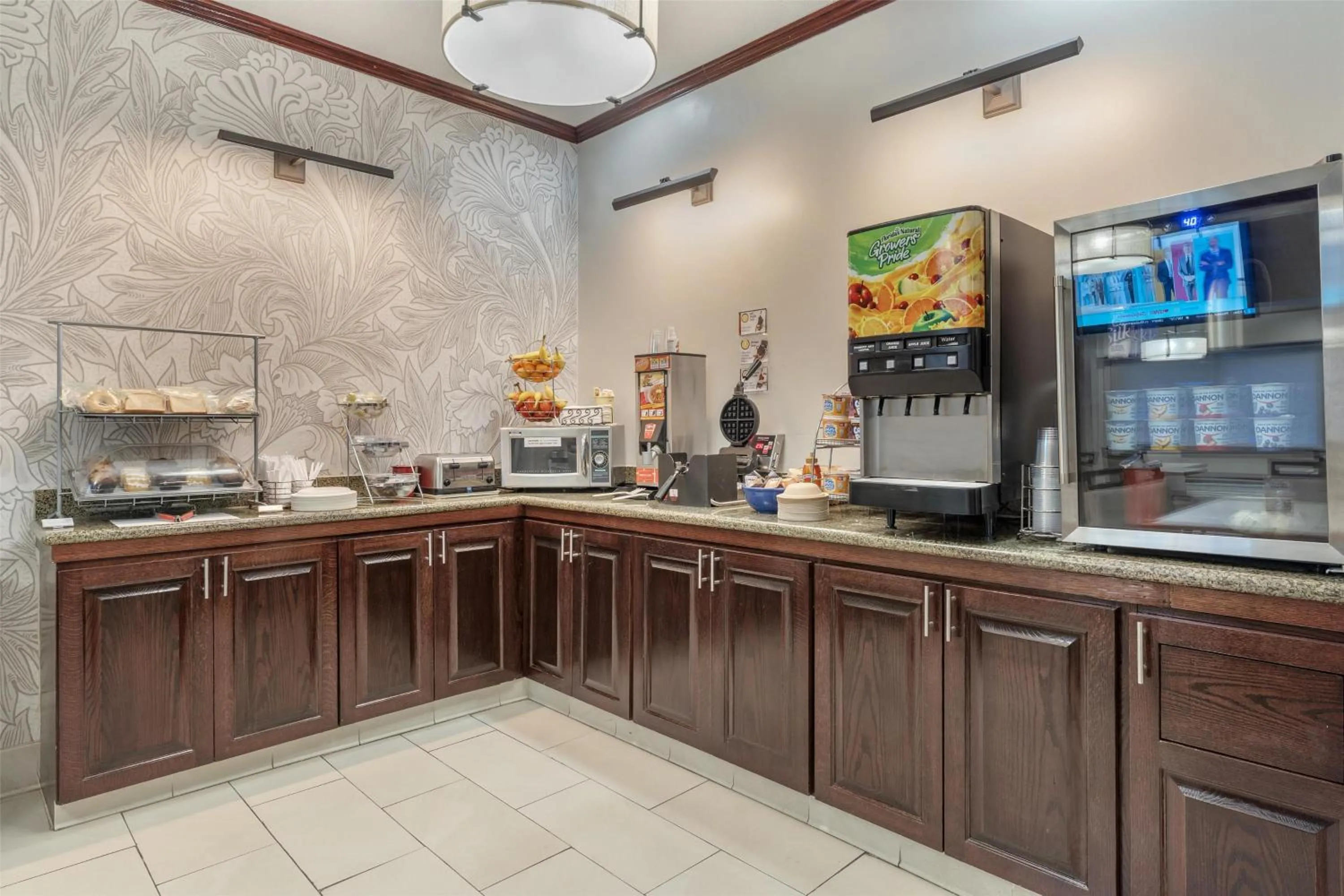 Breakfast in Best Western PLUS Executive Inn