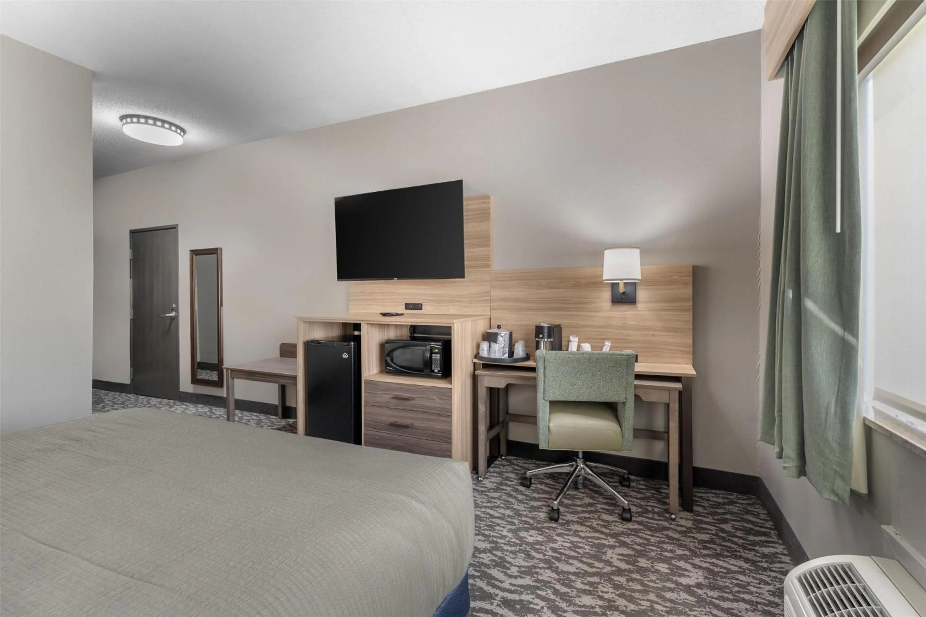 Bedroom, Bed in Best Western PLUS Executive Inn