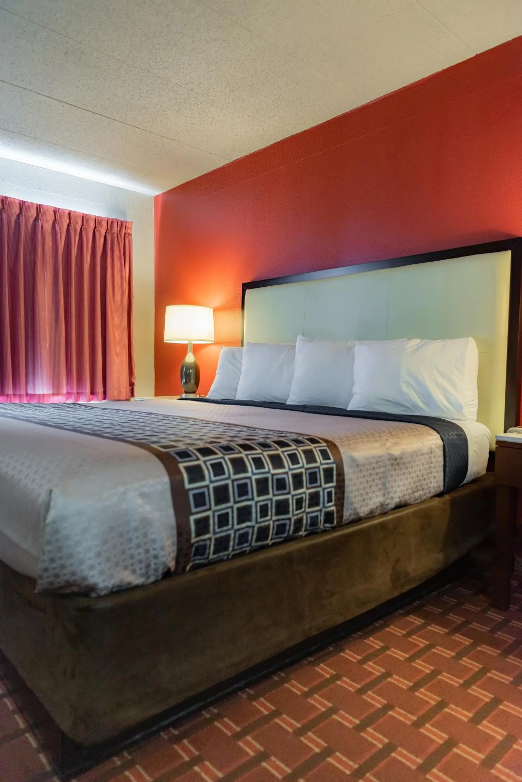 Bed in Spencer Inn & Suites