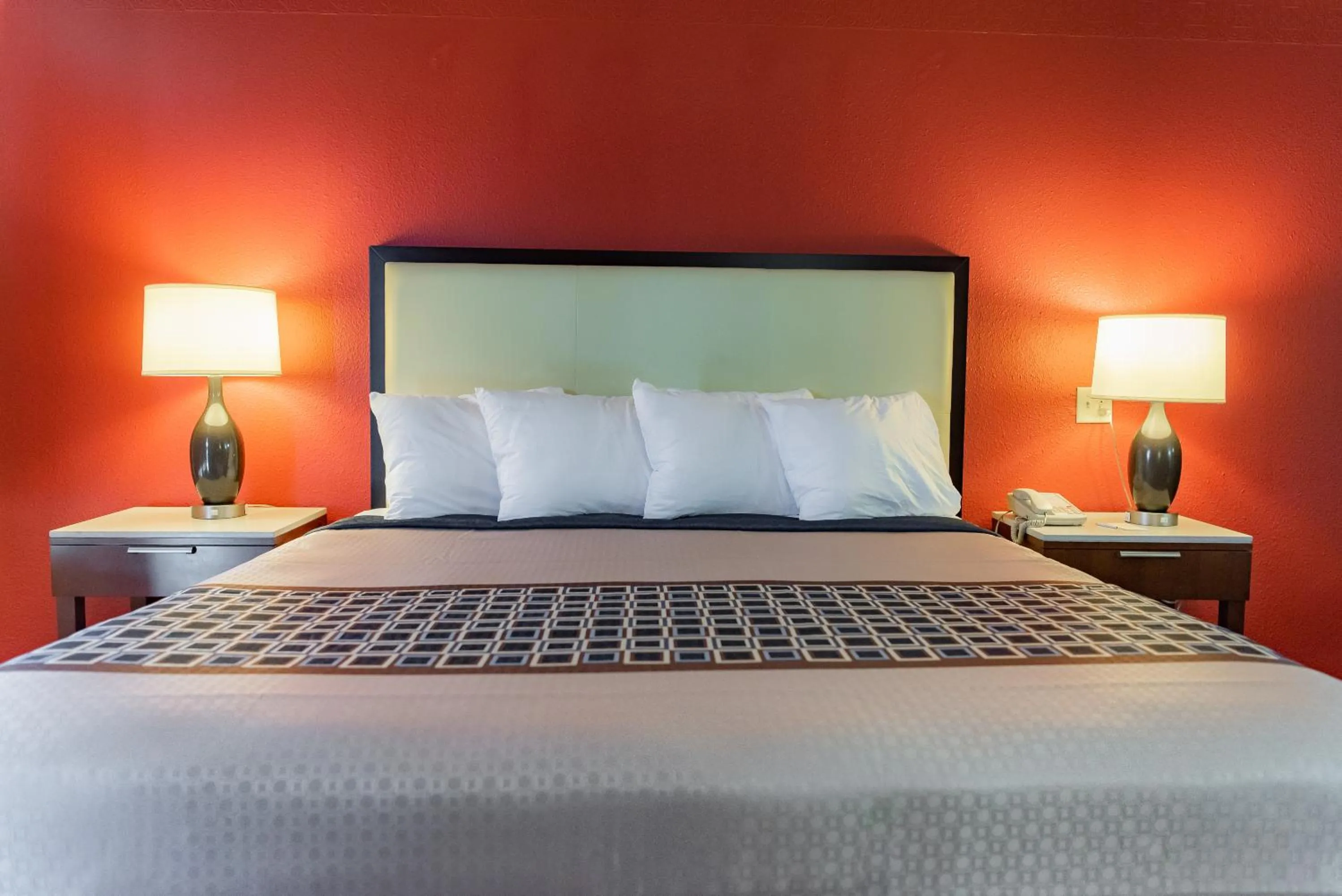 Bed in Spencer Inn & Suites