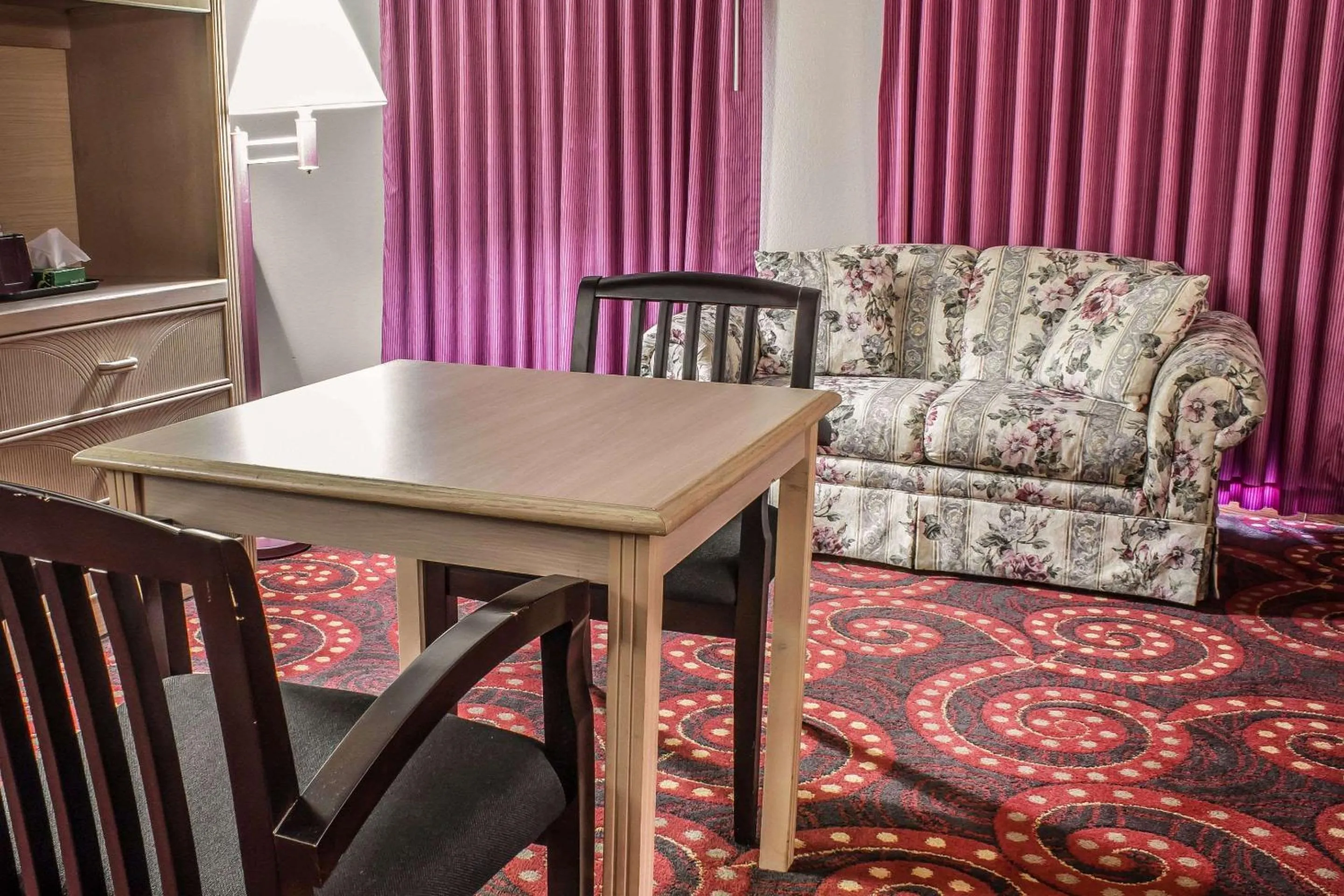 Photo of the whole room in Spencer Inn & Suites