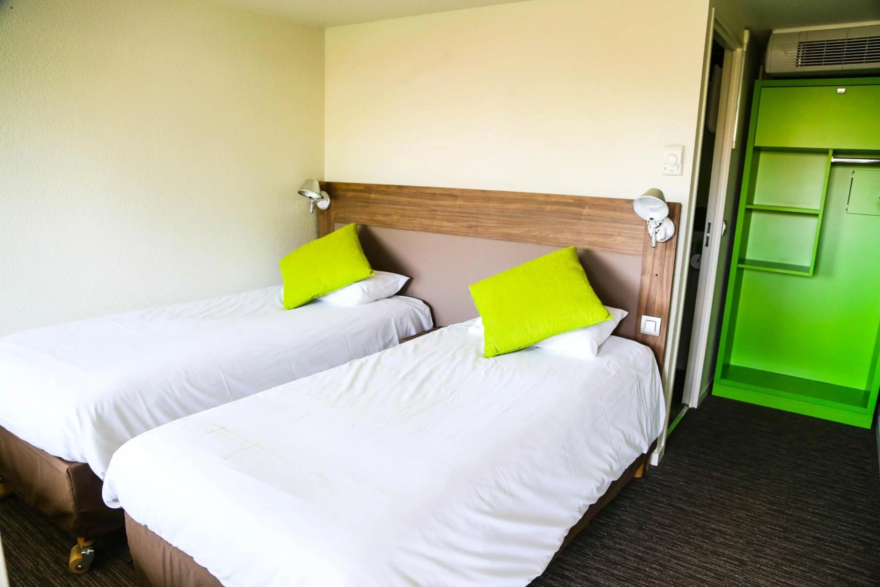 Bedroom, Bed in Campanile Narbonne A9/A61