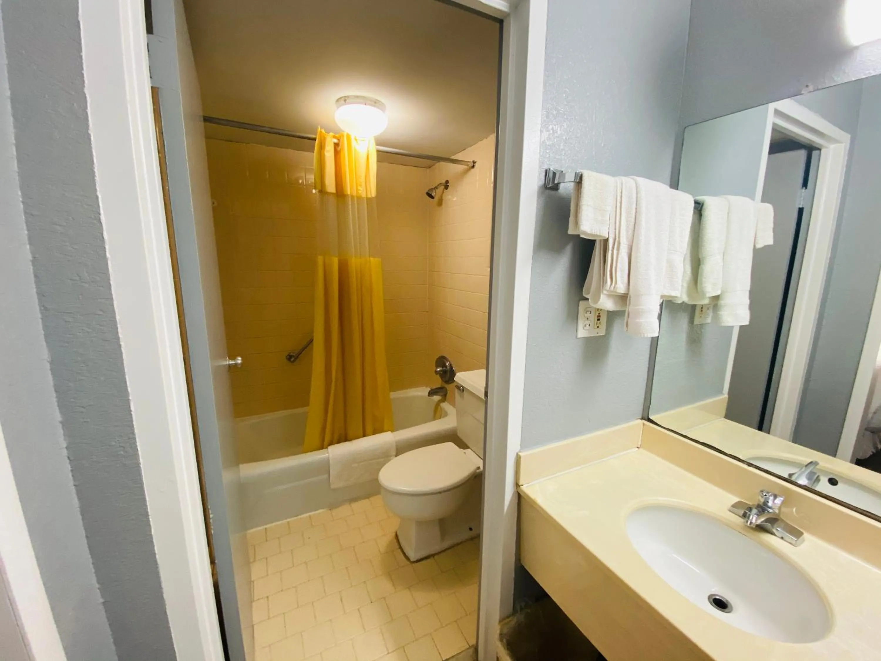 Traveler's Place Inn & Suites