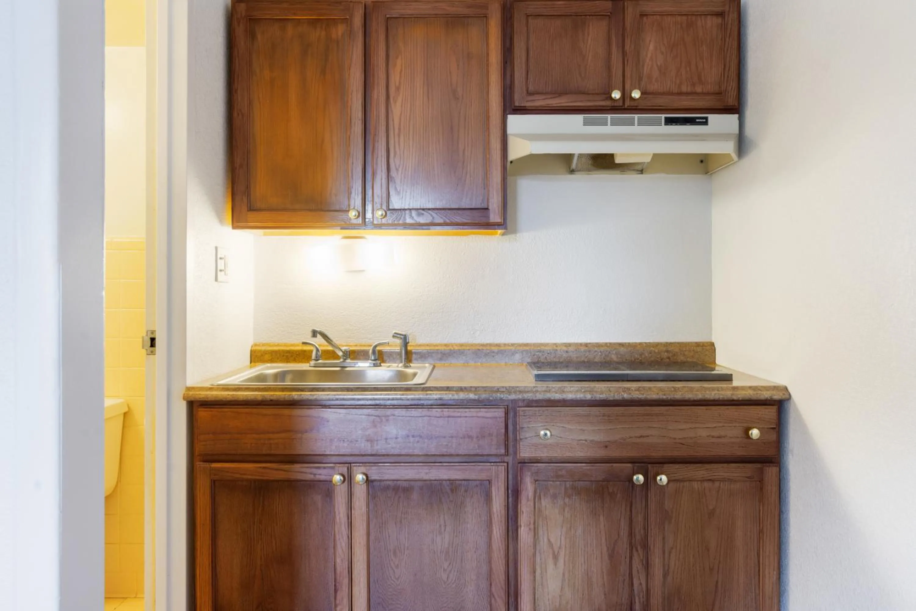 Kitchen or kitchenette in Traveler's Place Inn & Suites
