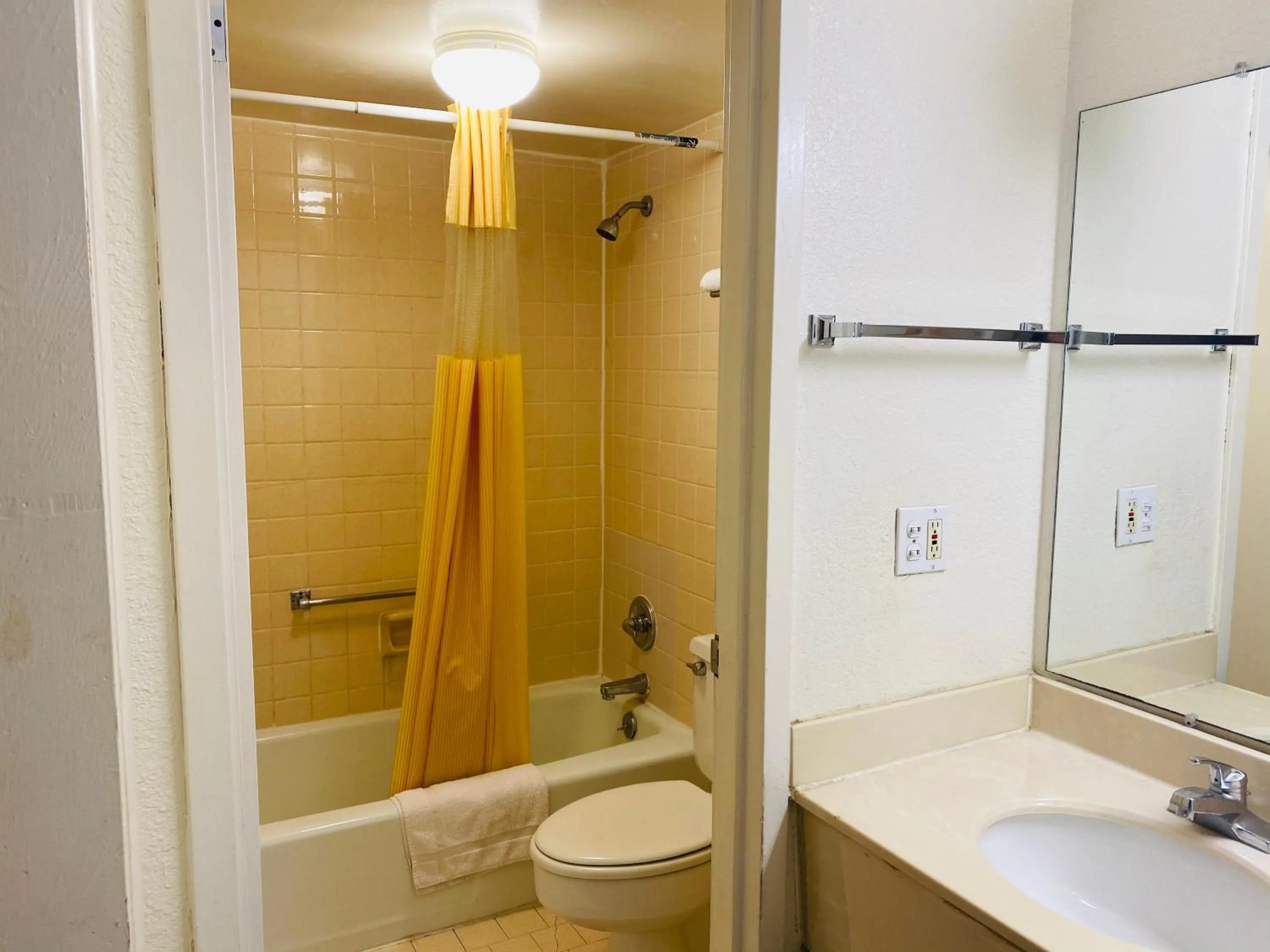 Traveler's Place Inn & Suites