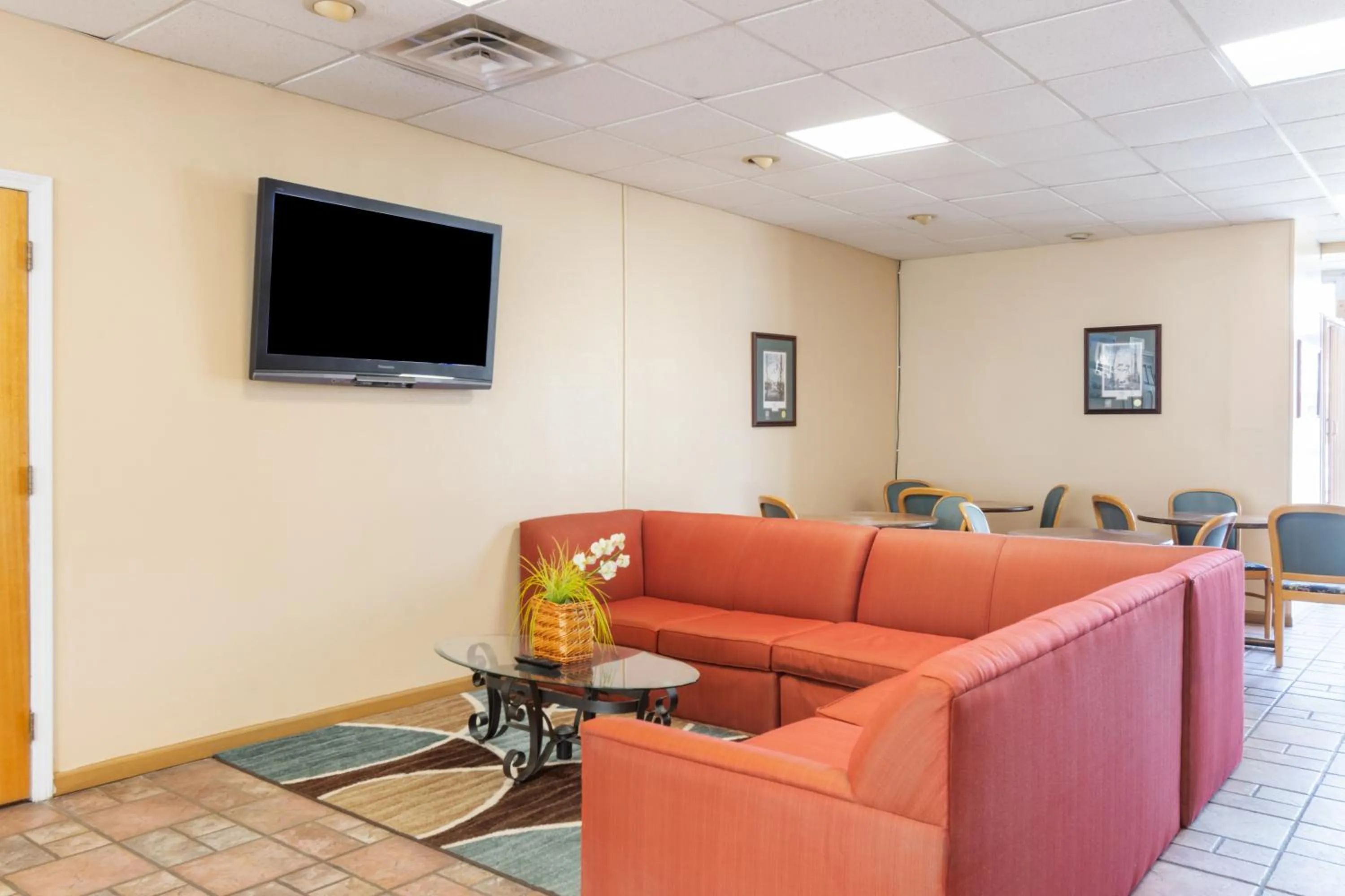 Seating area in Traveler's Place Inn & Suites