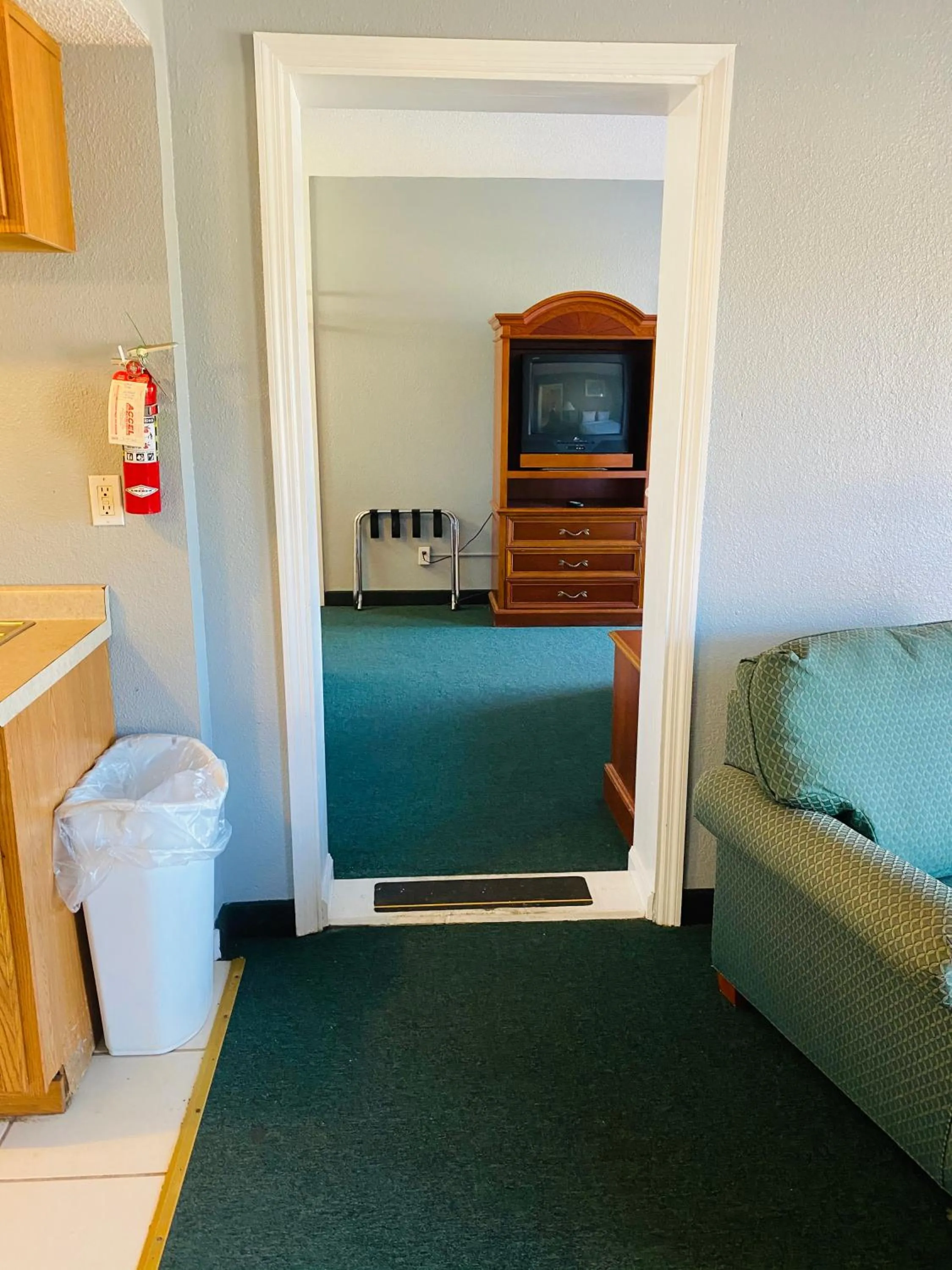 Traveler's Place Inn & Suites