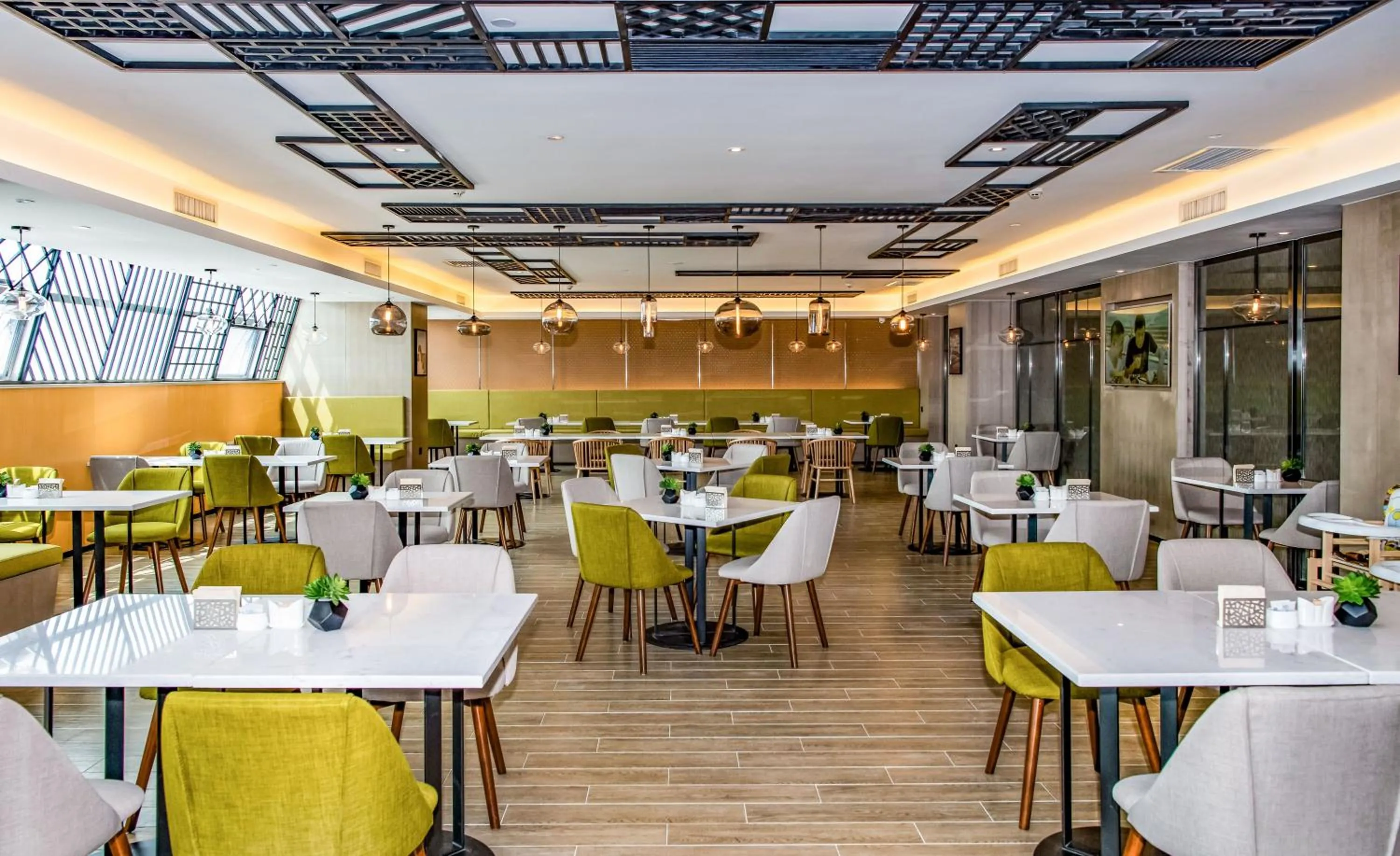 Restaurant/places to eat in Atour Hotel Yuyang West Road