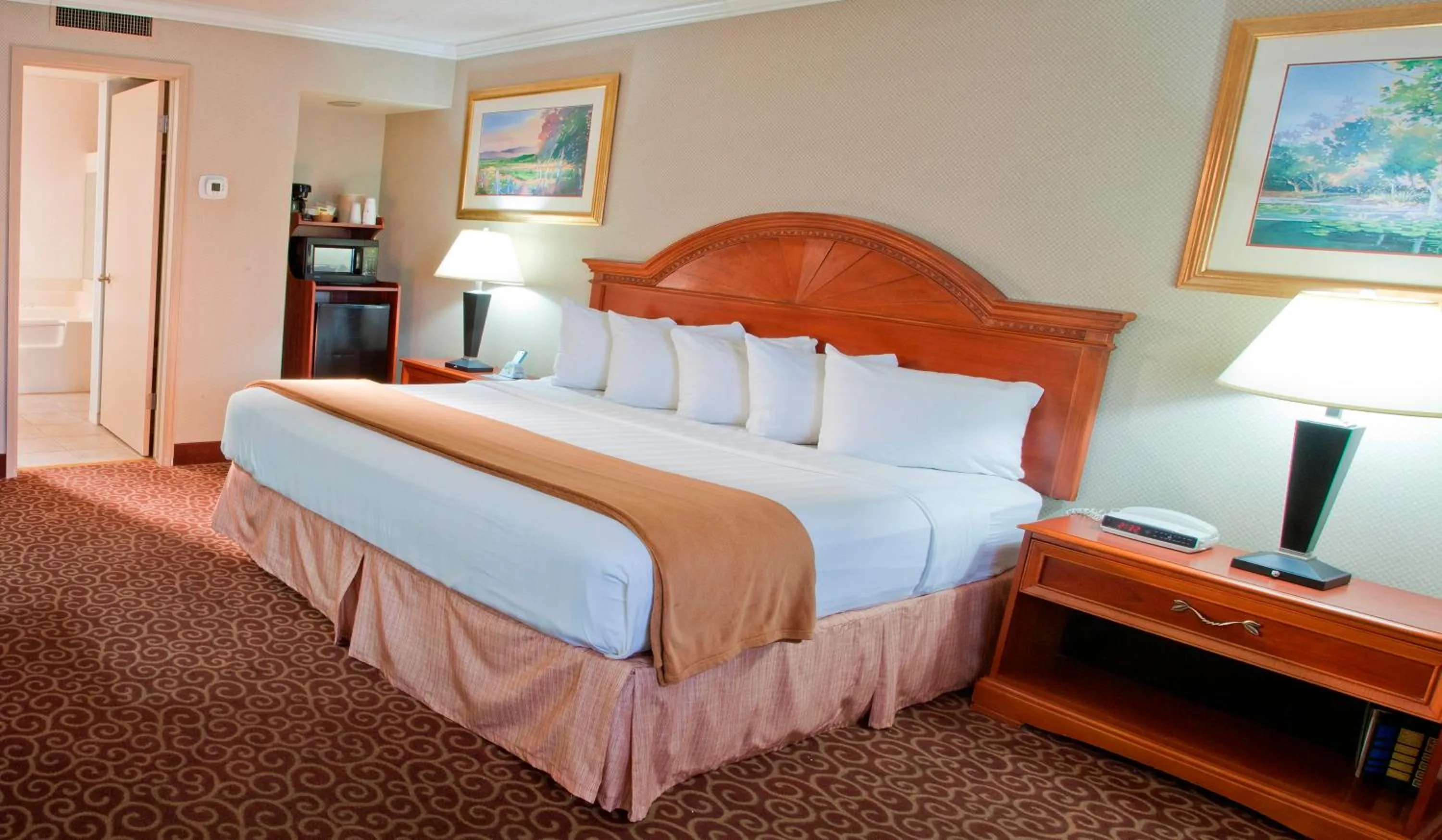 Bedroom, Bed in Red Arrow Inn & Suites, a Travelodge by Wyndham