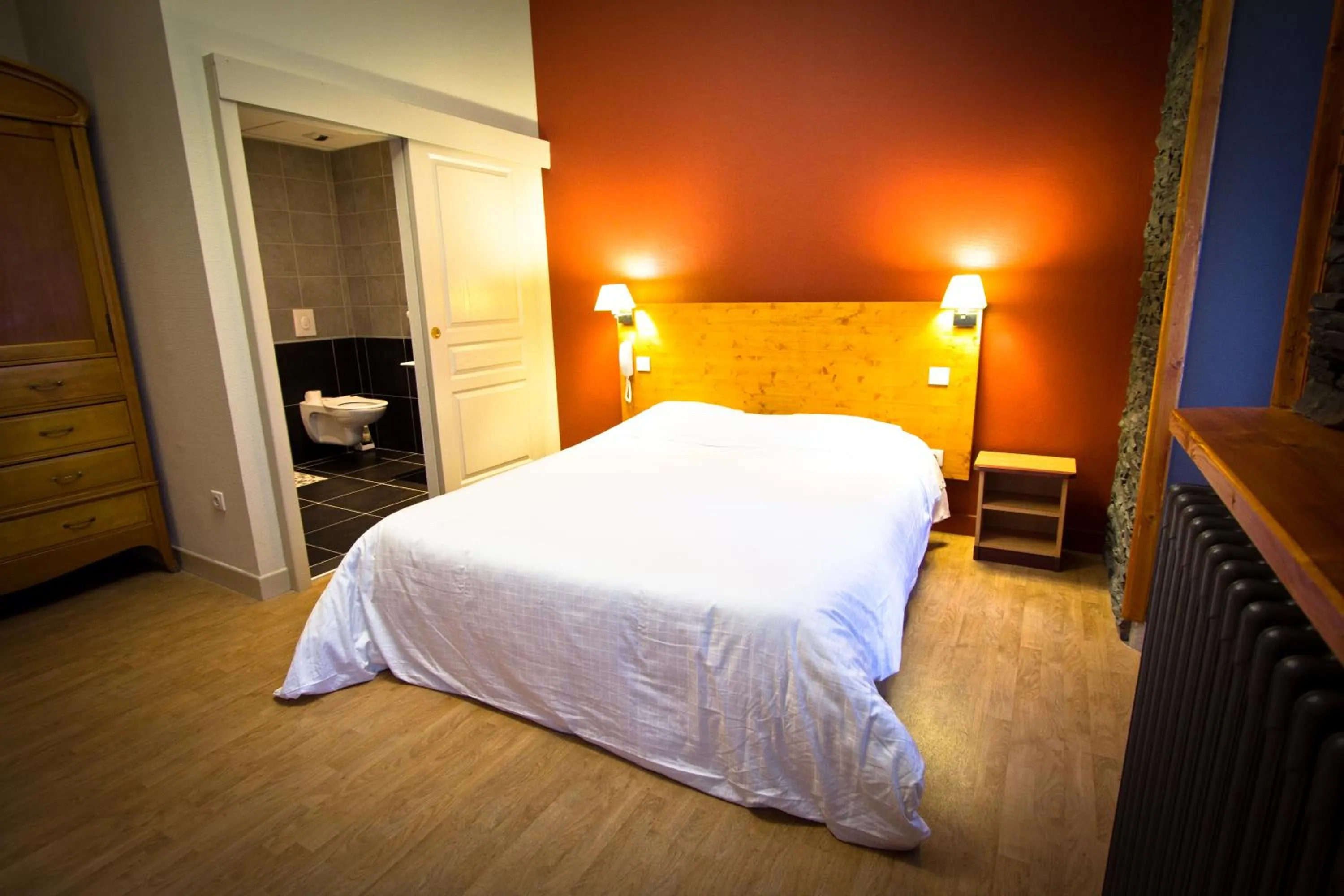 Shower, Bed in hotel les edelweiss