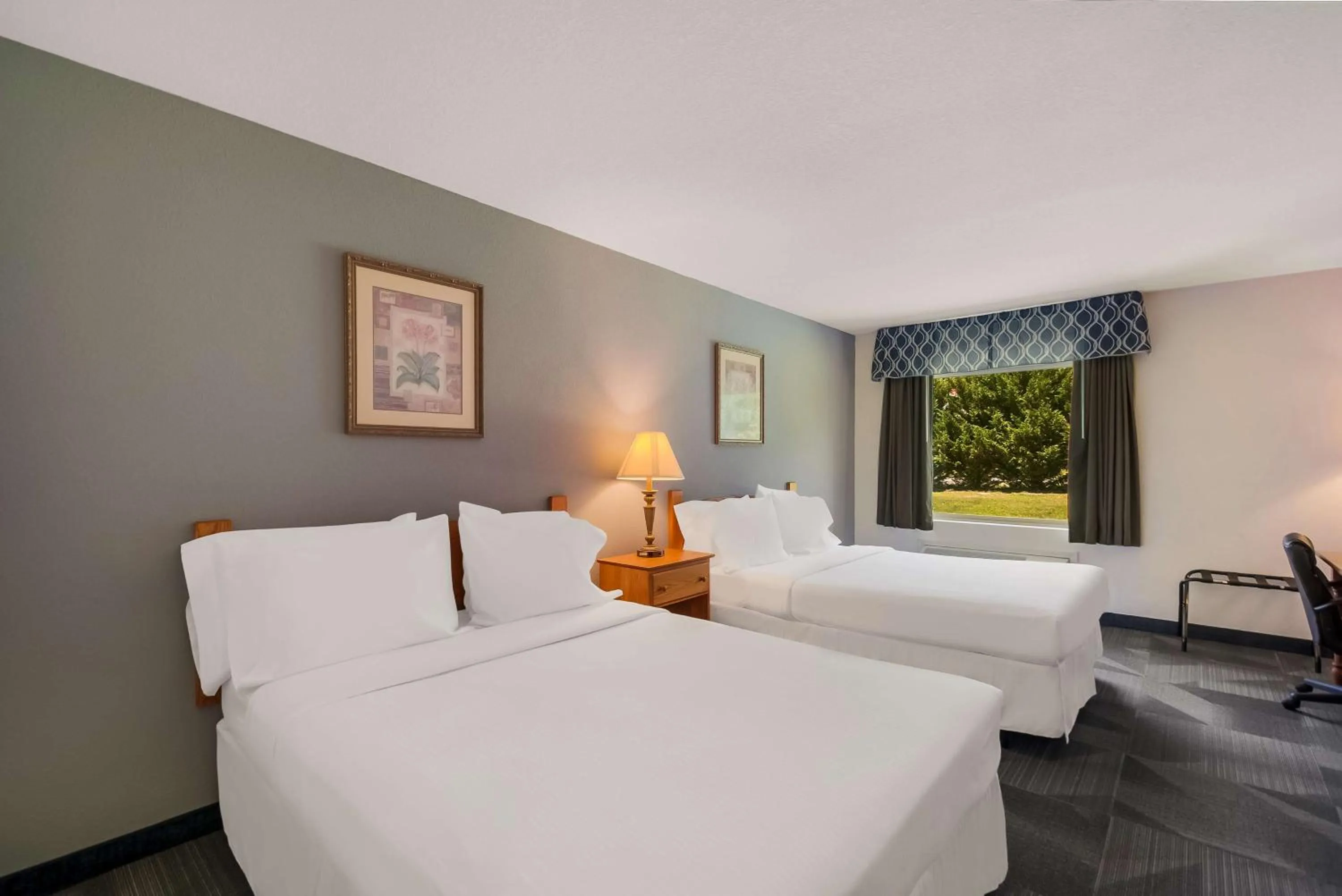 Bedroom, Bed in SureStay Plus Hotel by Best Western Berkeley Springs