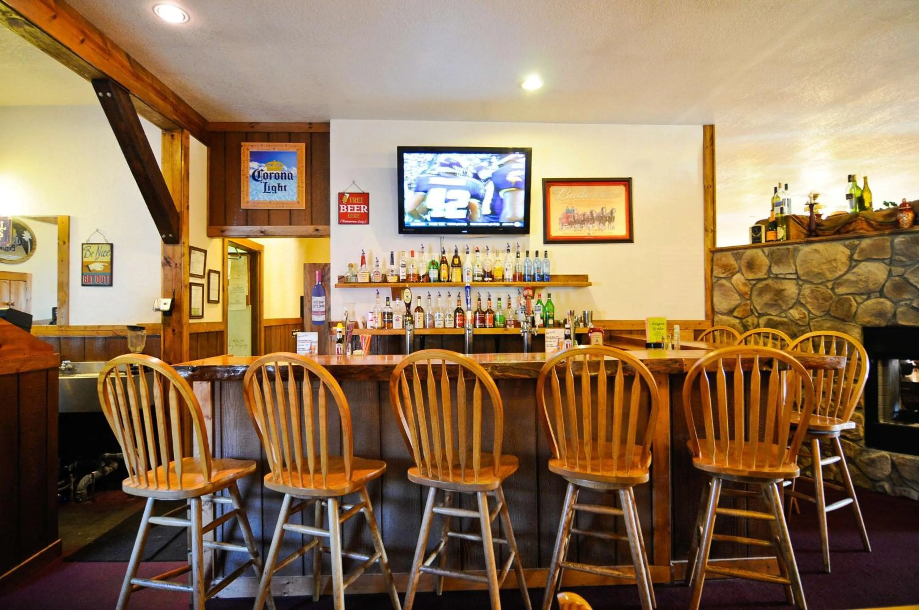 Lounge or bar in SureStay Plus Hotel by Best Western Berkeley Springs