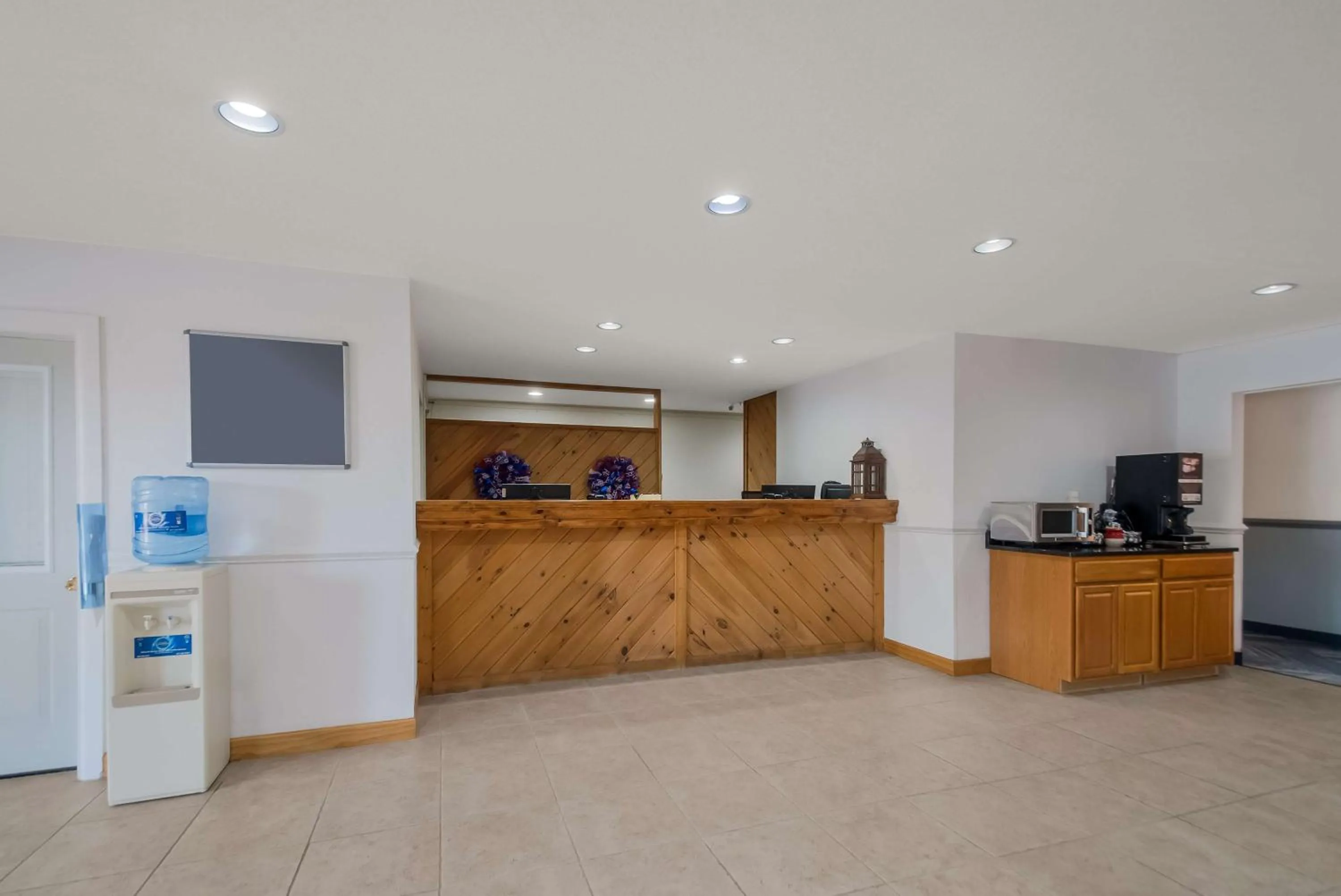 Lobby or reception in SureStay Plus Hotel by Best Western Berkeley Springs