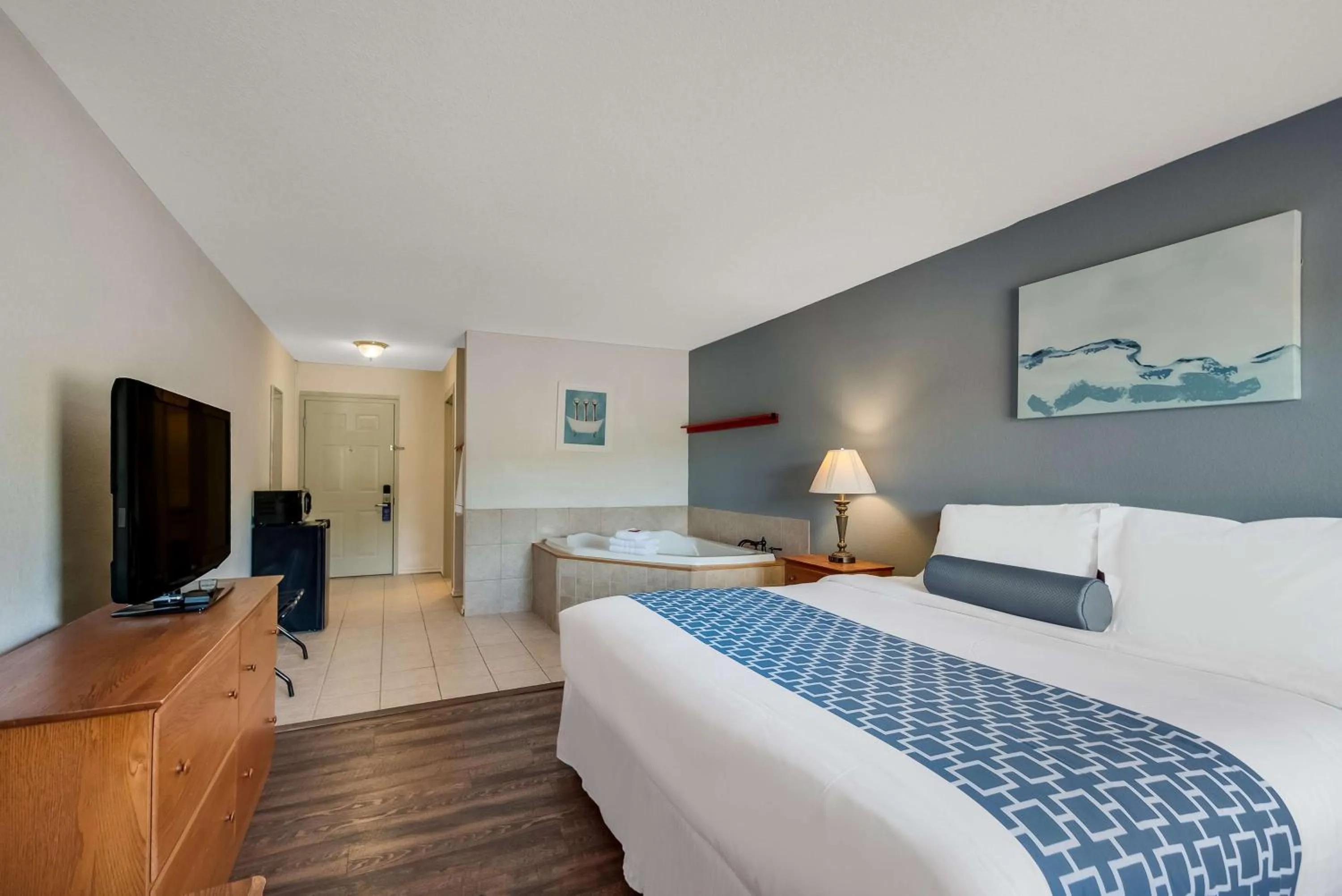 Bedroom, Bed in SureStay Plus Hotel by Best Western Berkeley Springs