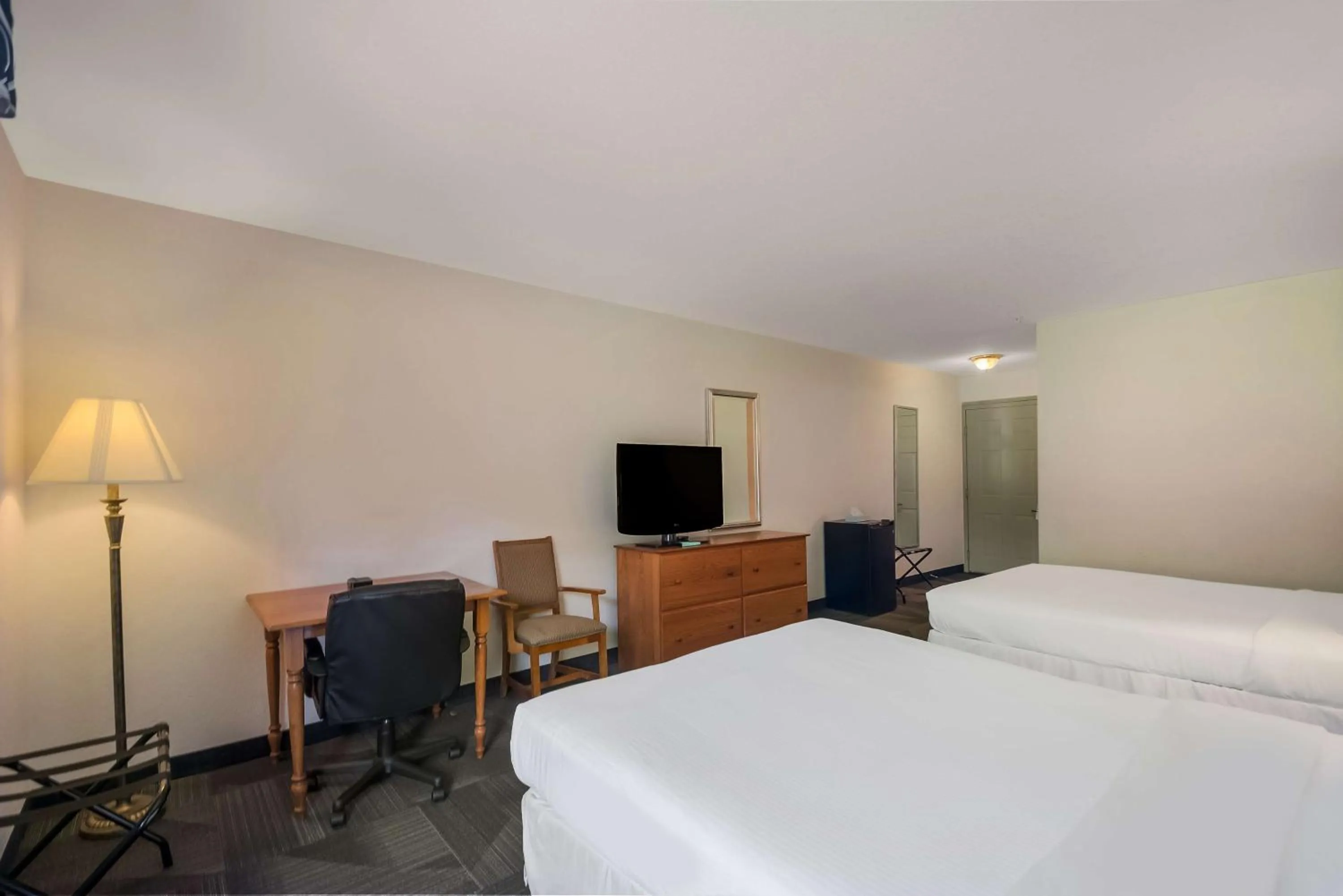 Bedroom, Bed in SureStay Plus Hotel by Best Western Berkeley Springs