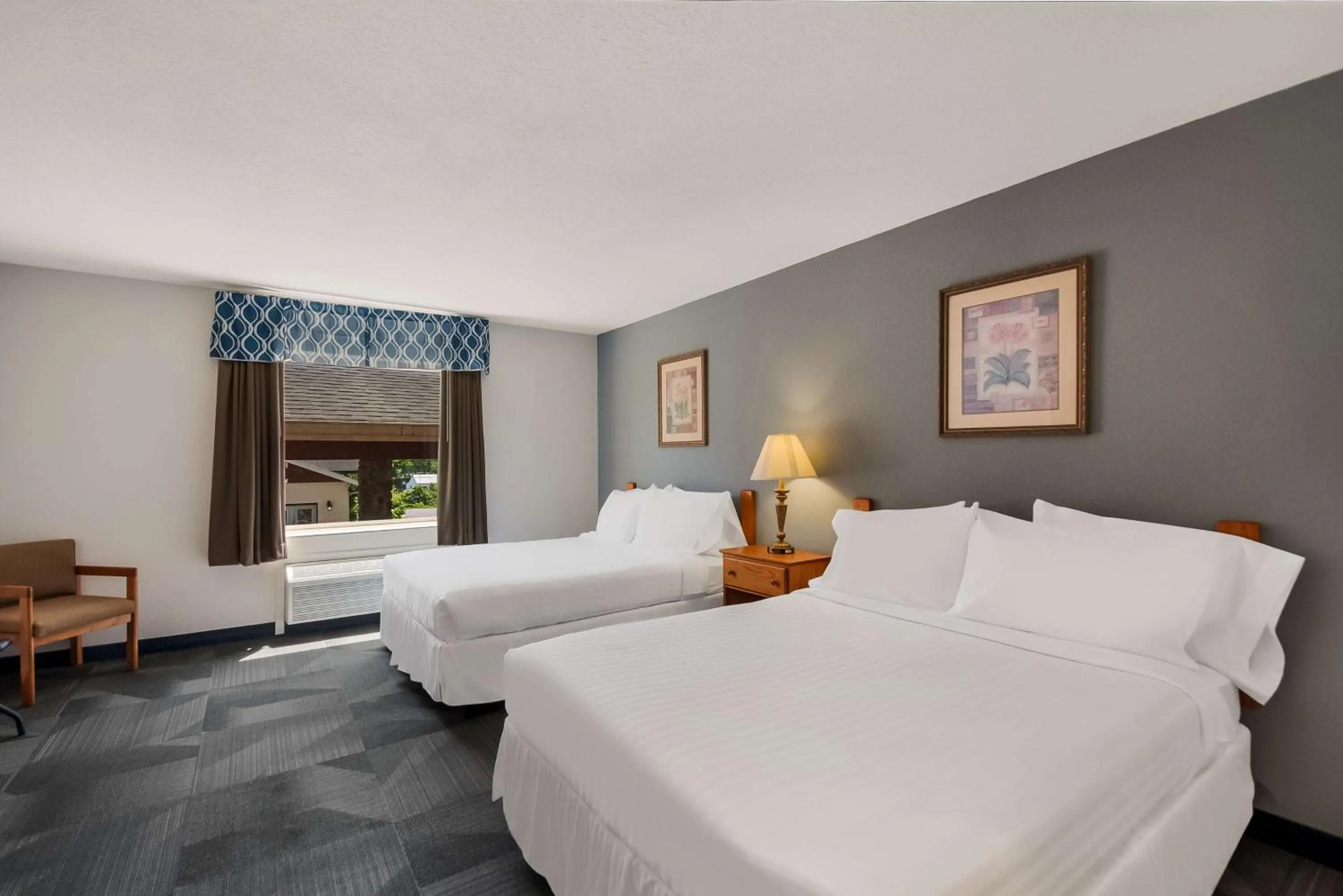 Bedroom, Bed in SureStay Plus Hotel by Best Western Berkeley Springs