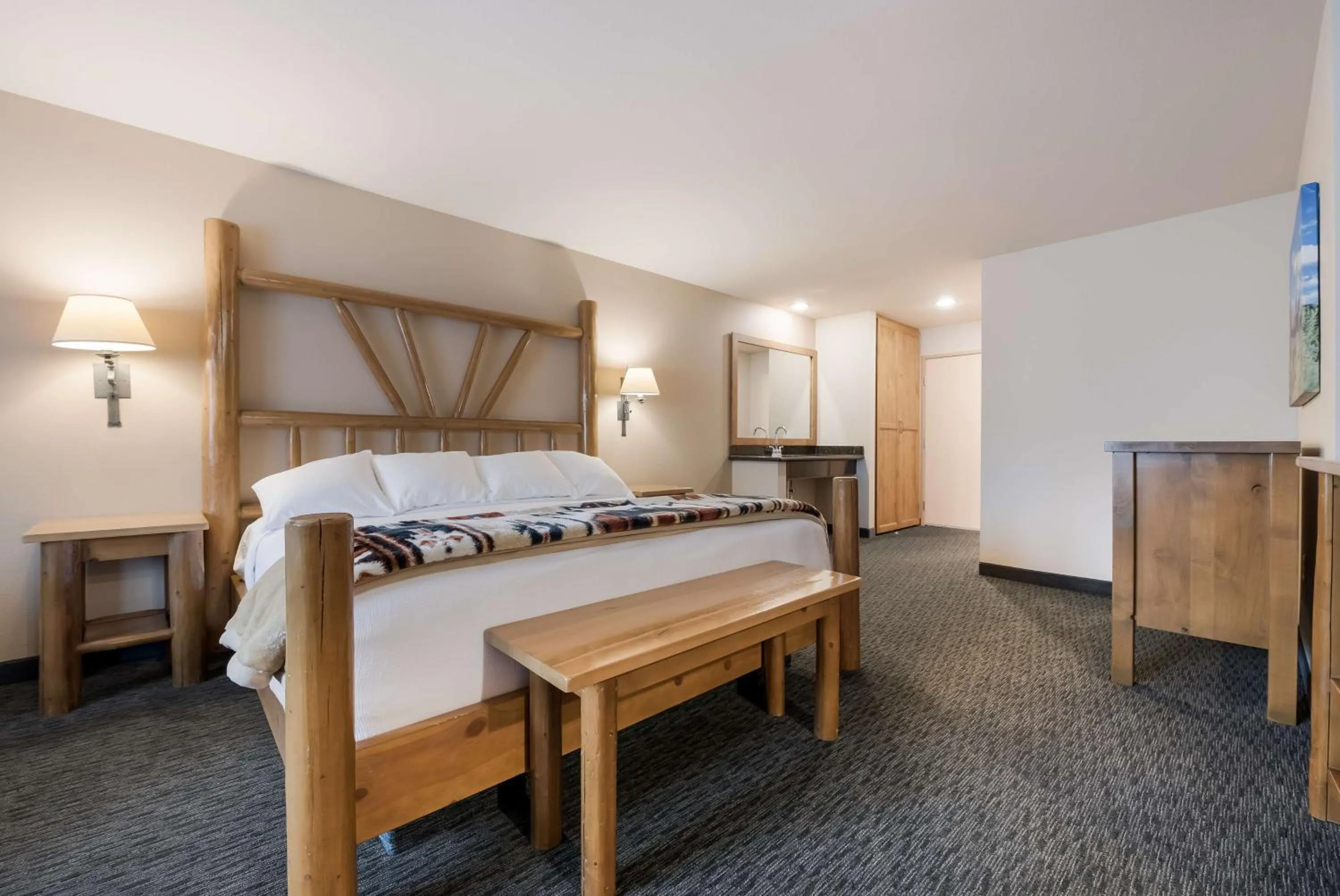Bedroom in Best Western Plus Kentwood Lodge