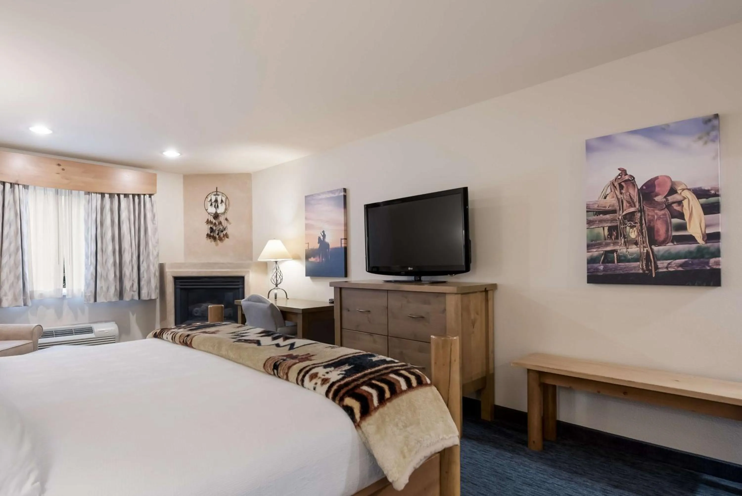 Bedroom in Best Western Plus Kentwood Lodge