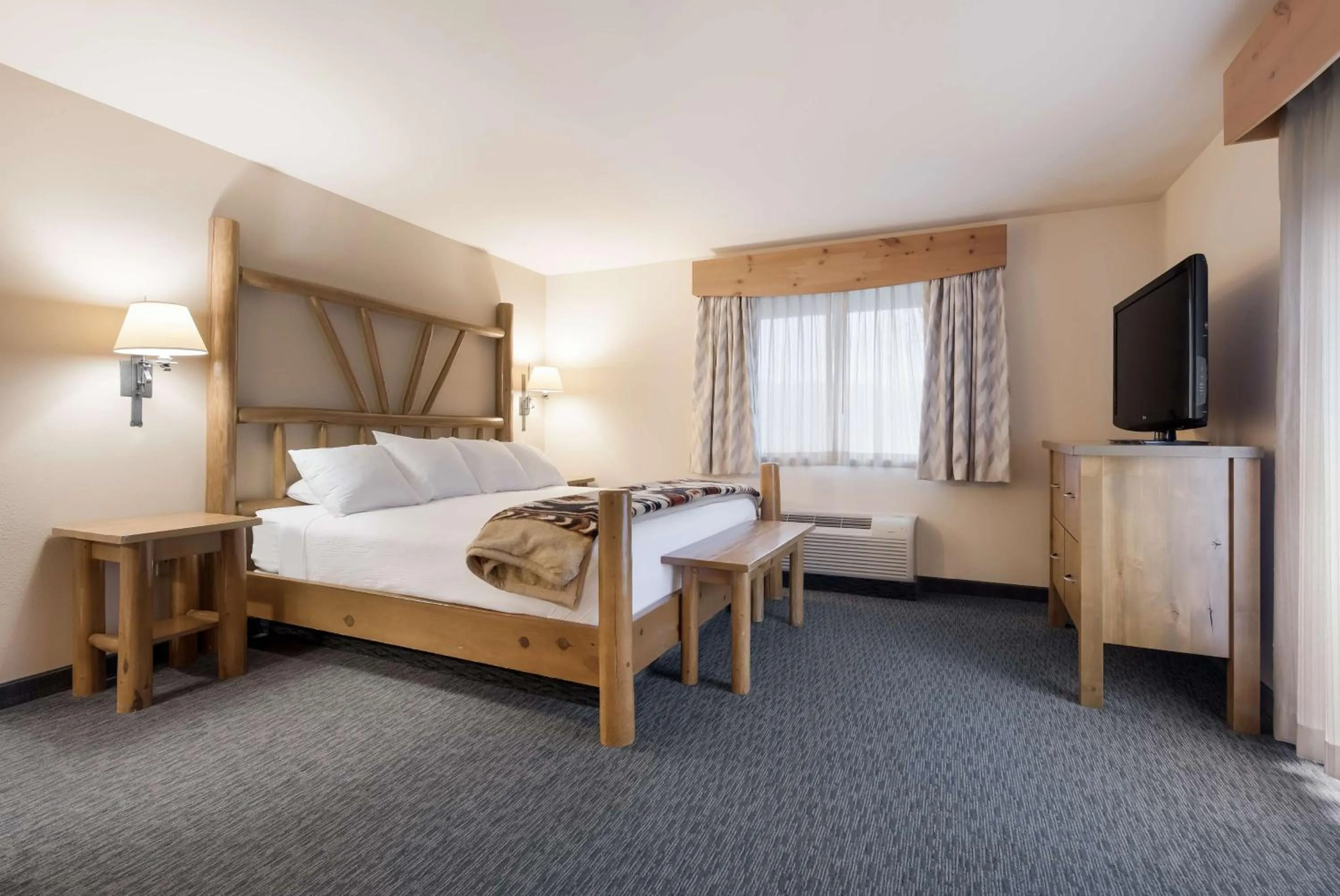 Bedroom in Best Western Plus Kentwood Lodge