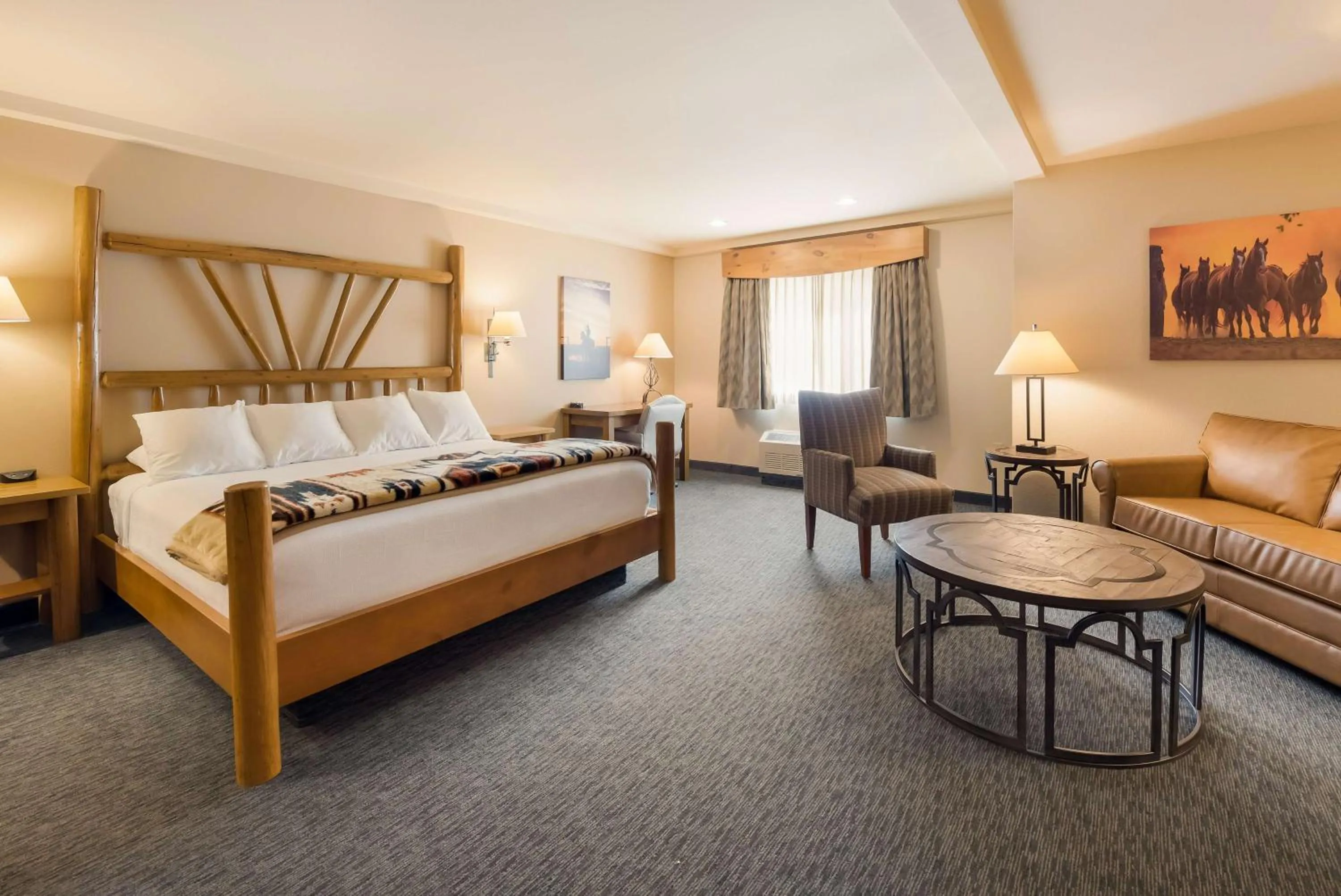 Bedroom in Best Western Plus Kentwood Lodge