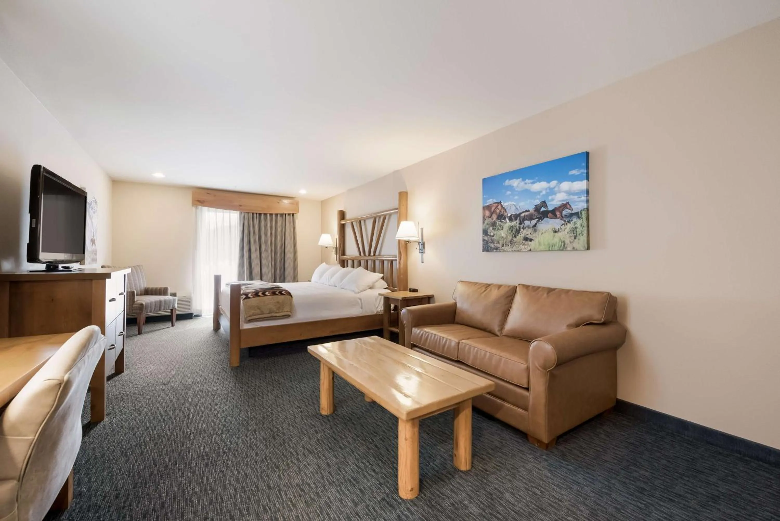 Bedroom in Best Western Plus Kentwood Lodge