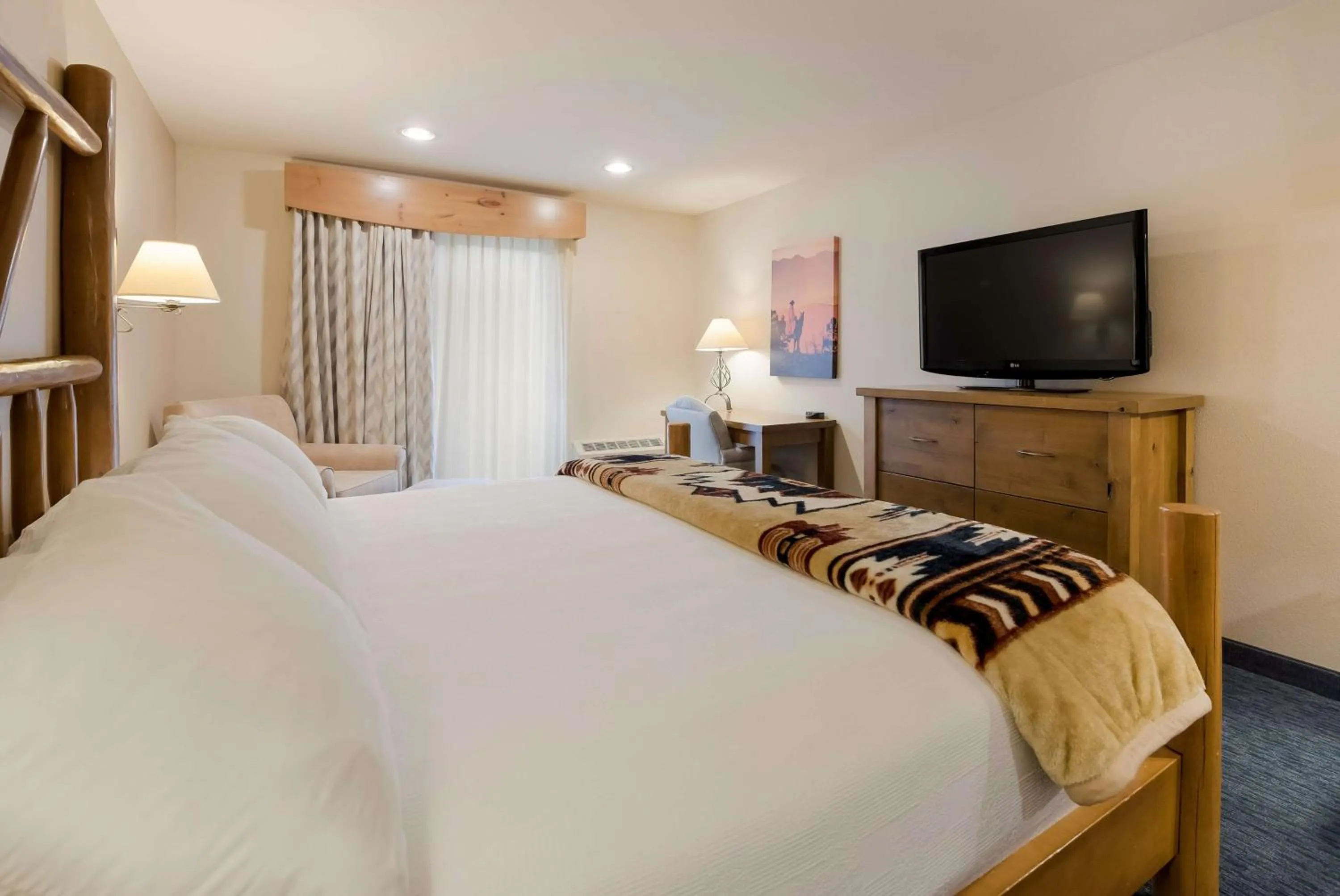 Bedroom in Best Western Plus Kentwood Lodge