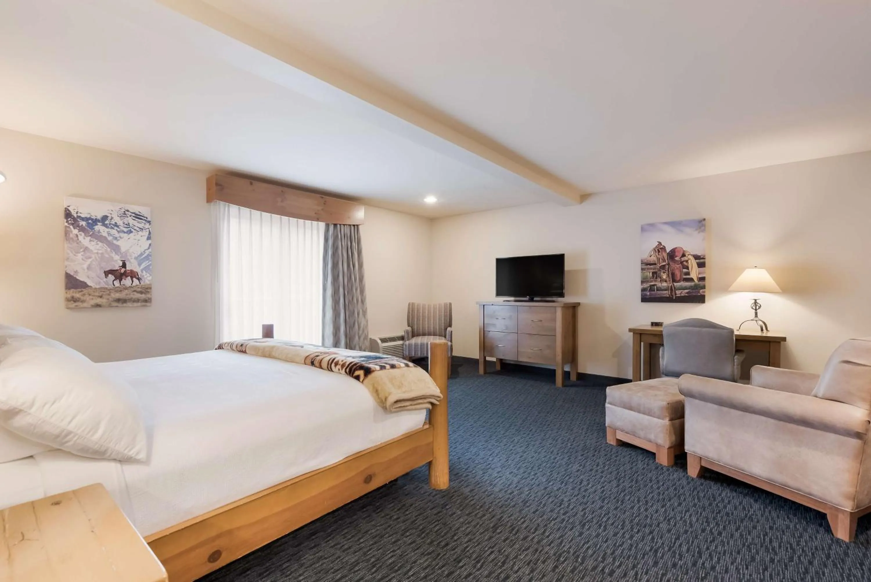 Bedroom in Best Western Plus Kentwood Lodge