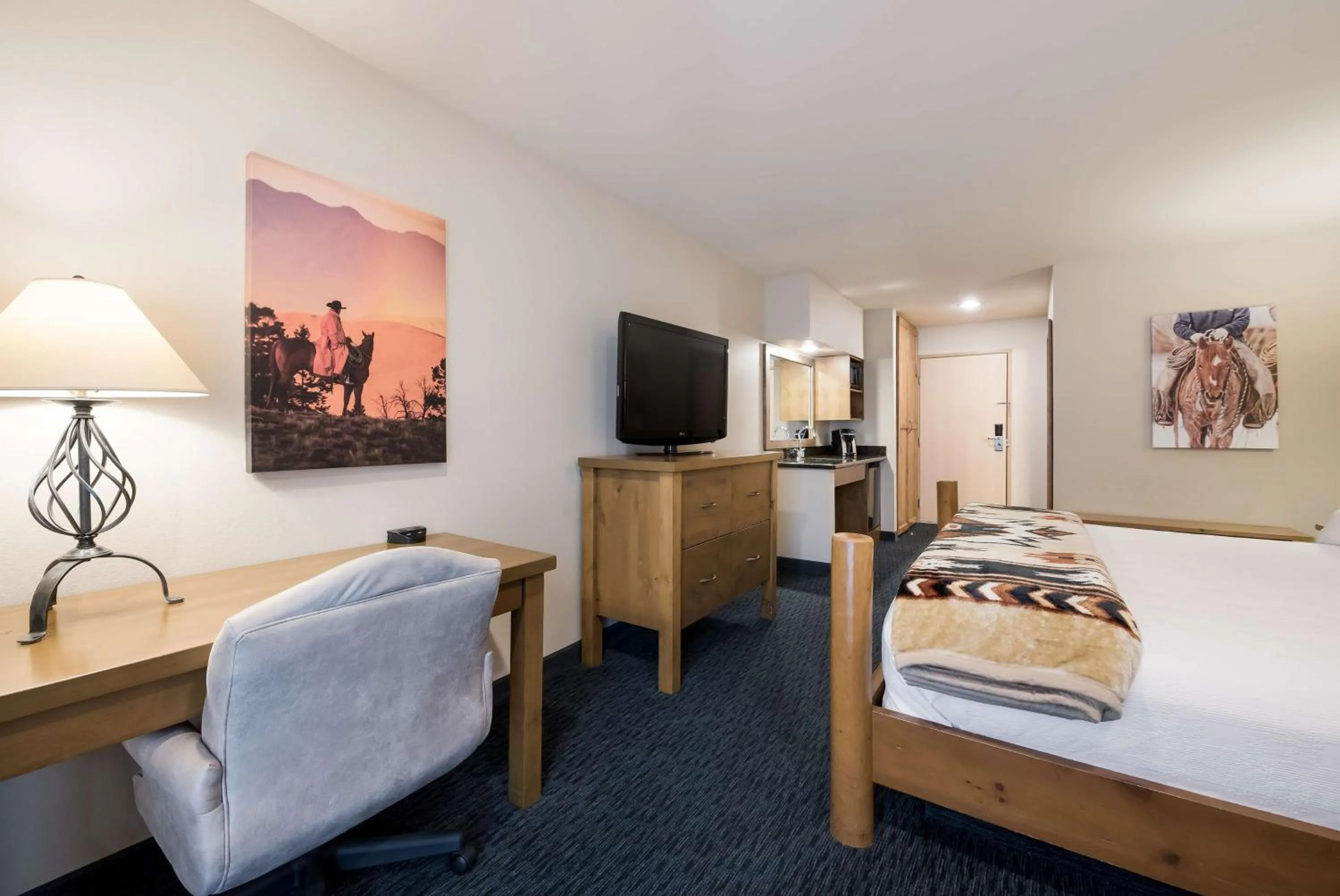 Bedroom in Best Western Plus Kentwood Lodge