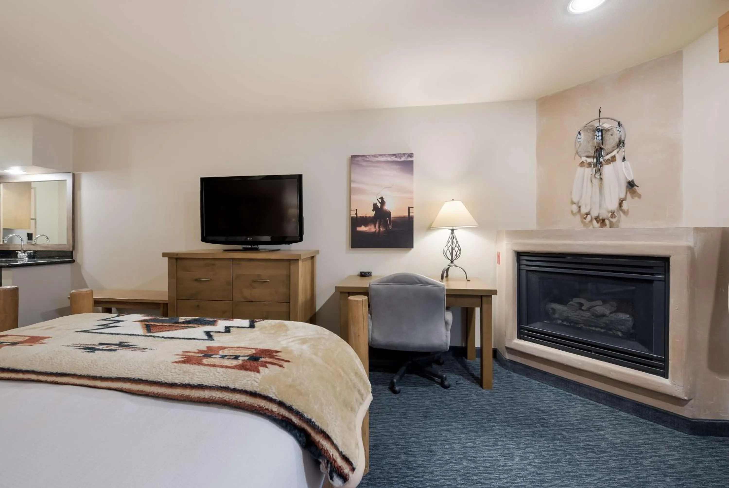 Bedroom in Best Western Plus Kentwood Lodge