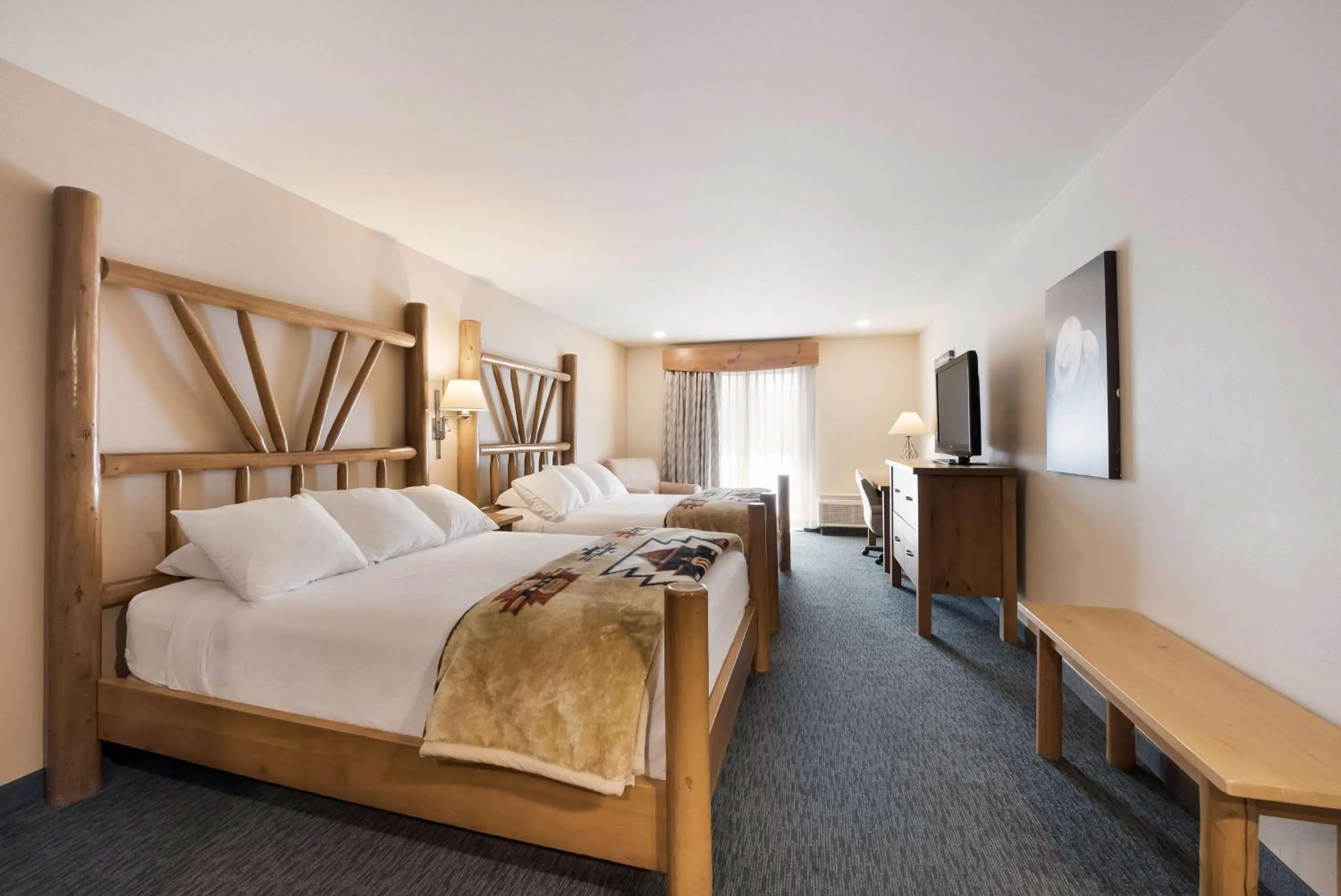 Bedroom in Best Western Plus Kentwood Lodge