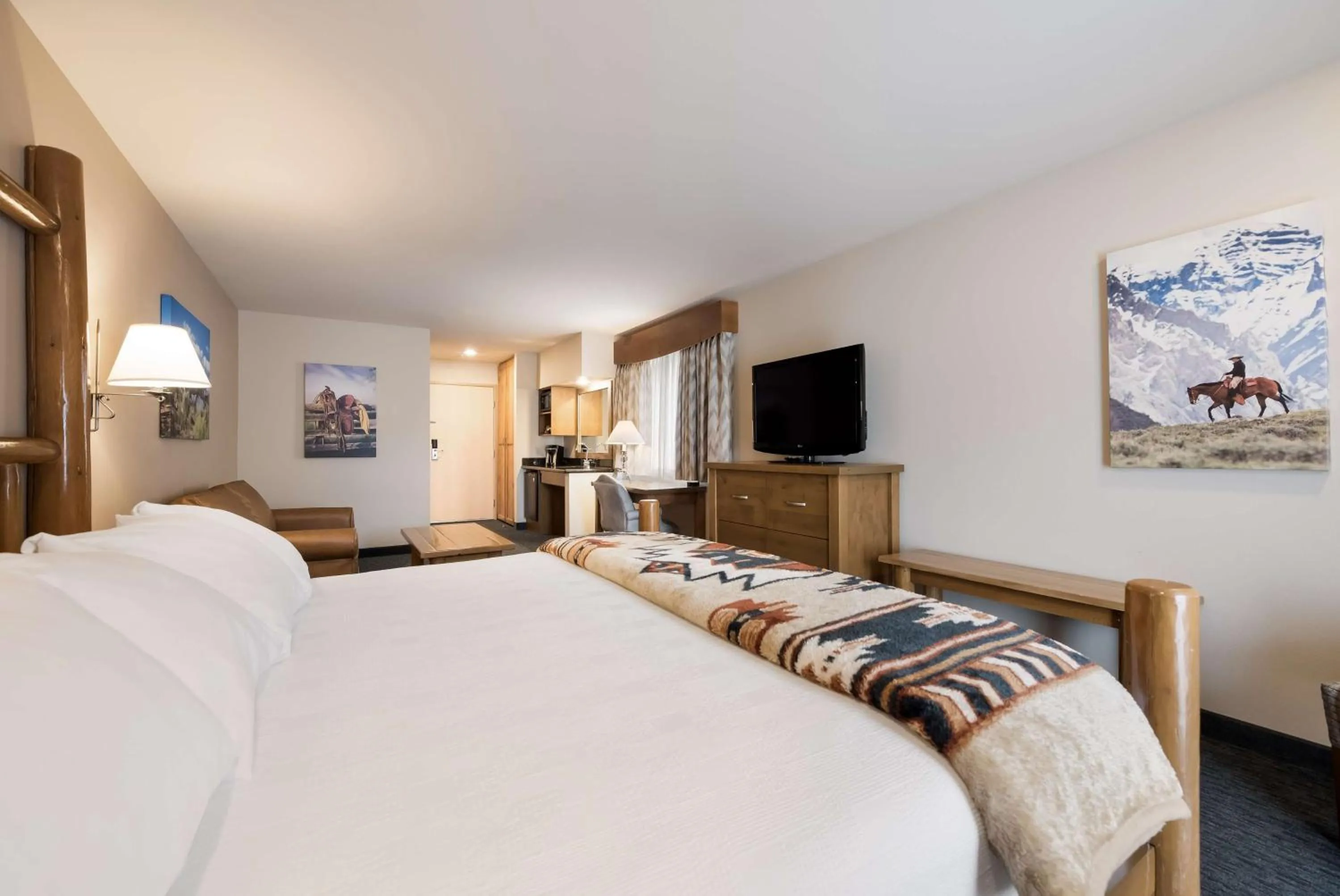 Bedroom in Best Western Plus Kentwood Lodge