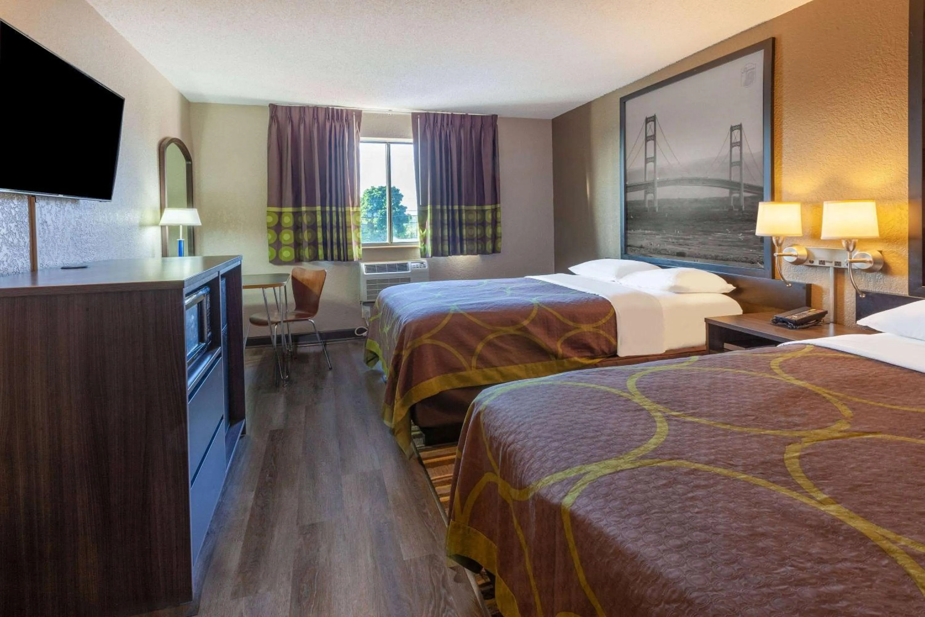 Photo of the whole room in Super 8 by Wyndham Roseville/Detroit Area