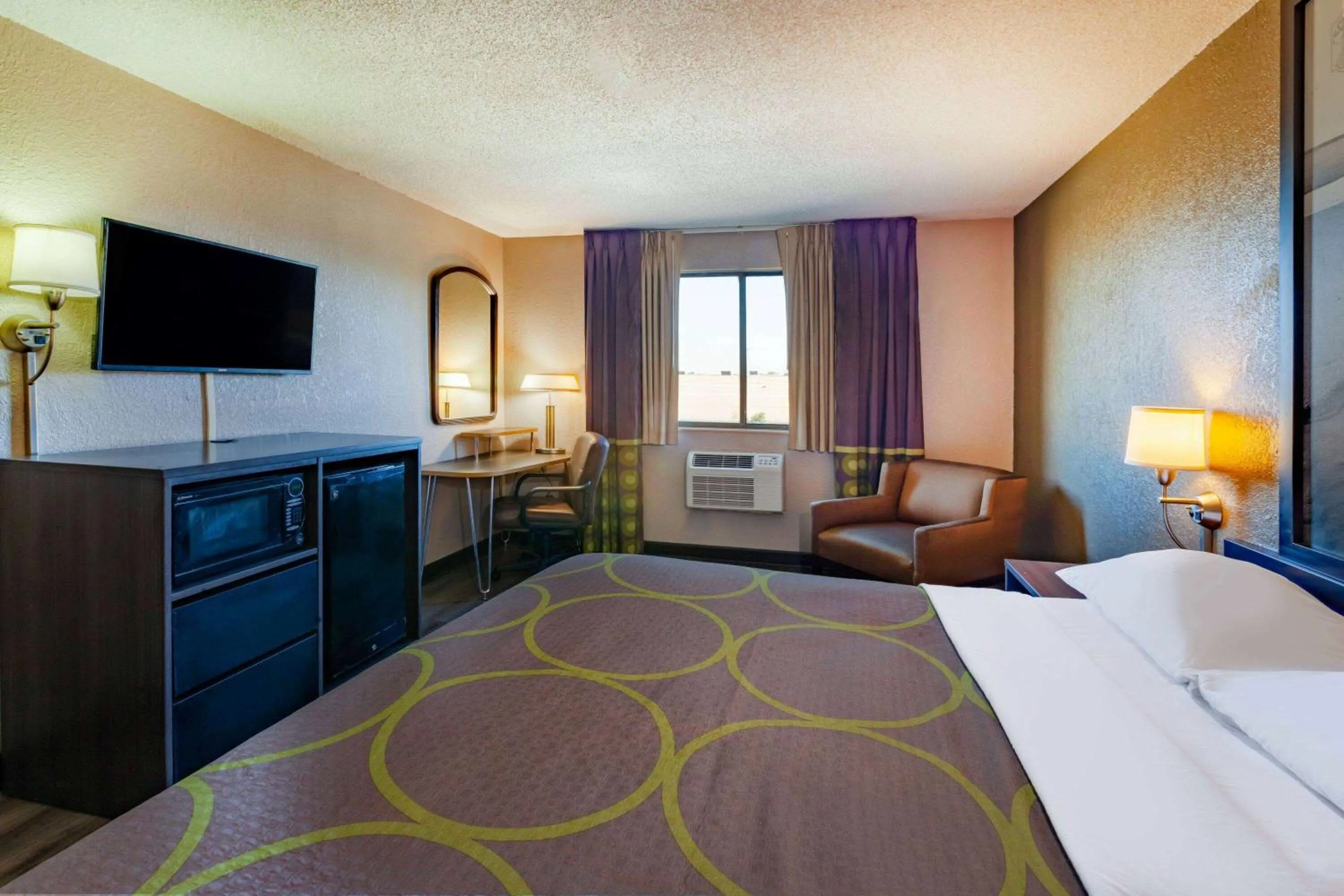 Photo of the whole room in Super 8 by Wyndham Roseville/Detroit Area