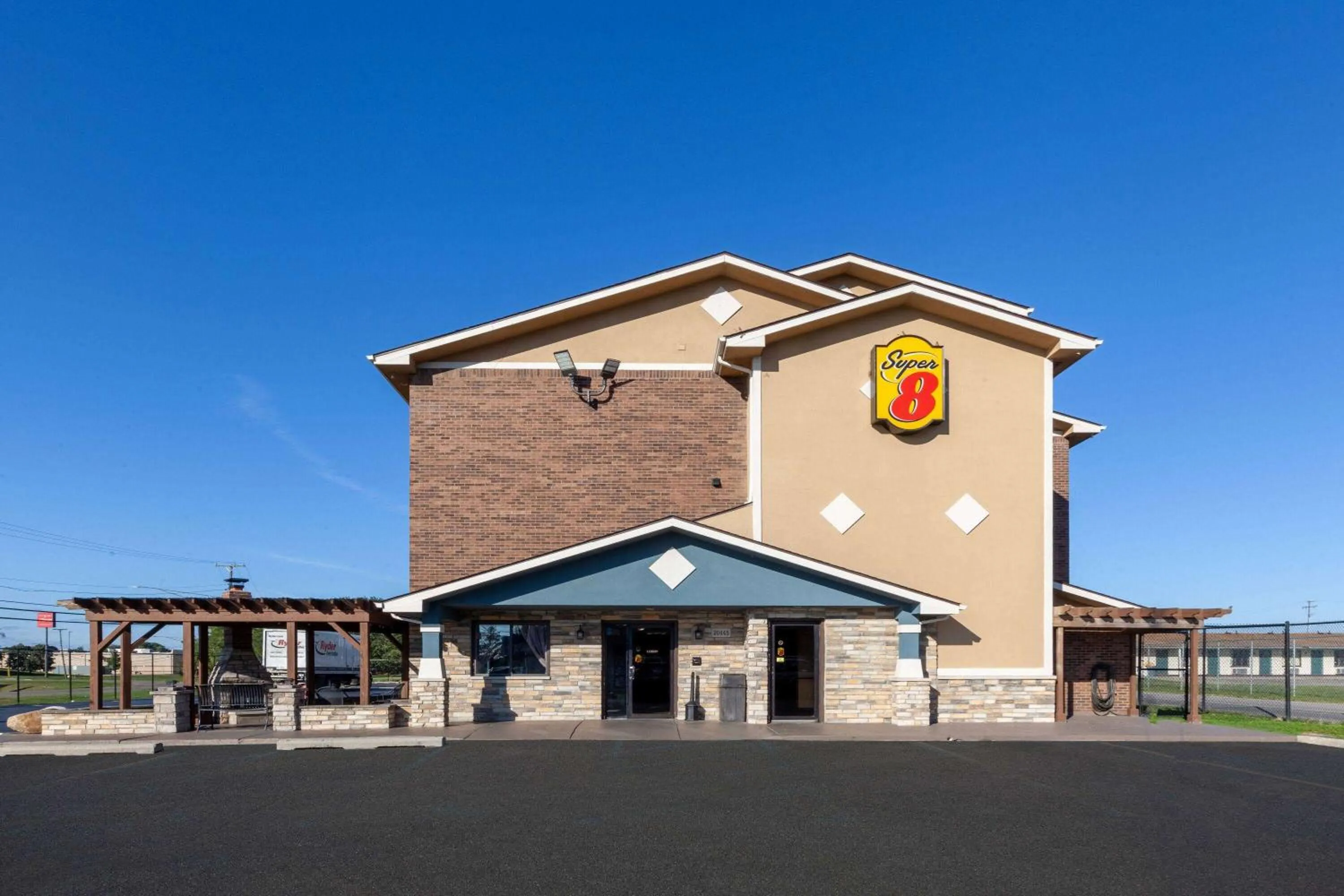 Super 8 by Wyndham Roseville/Detroit Area
