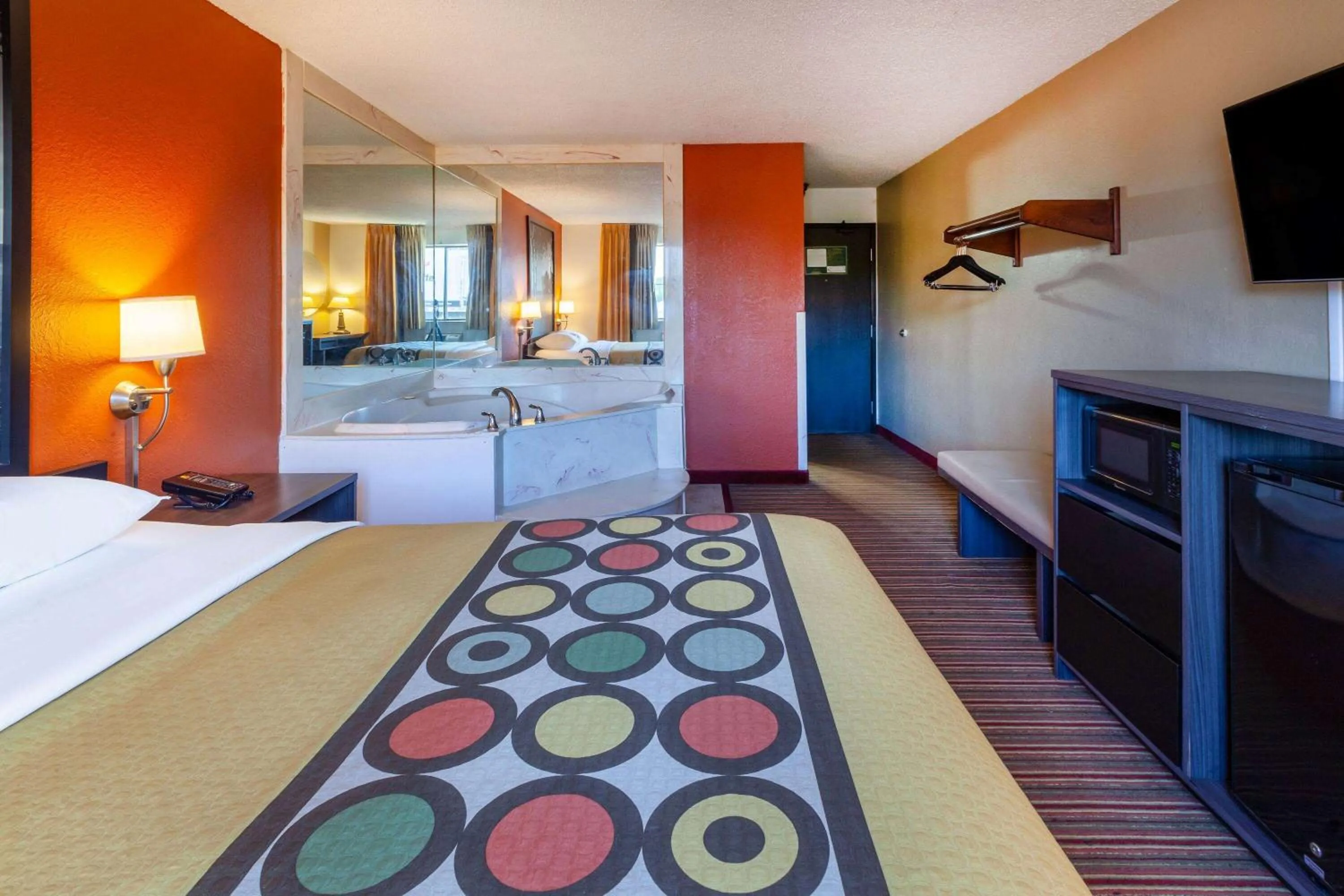 Photo of the whole room in Super 8 by Wyndham Roseville/Detroit Area