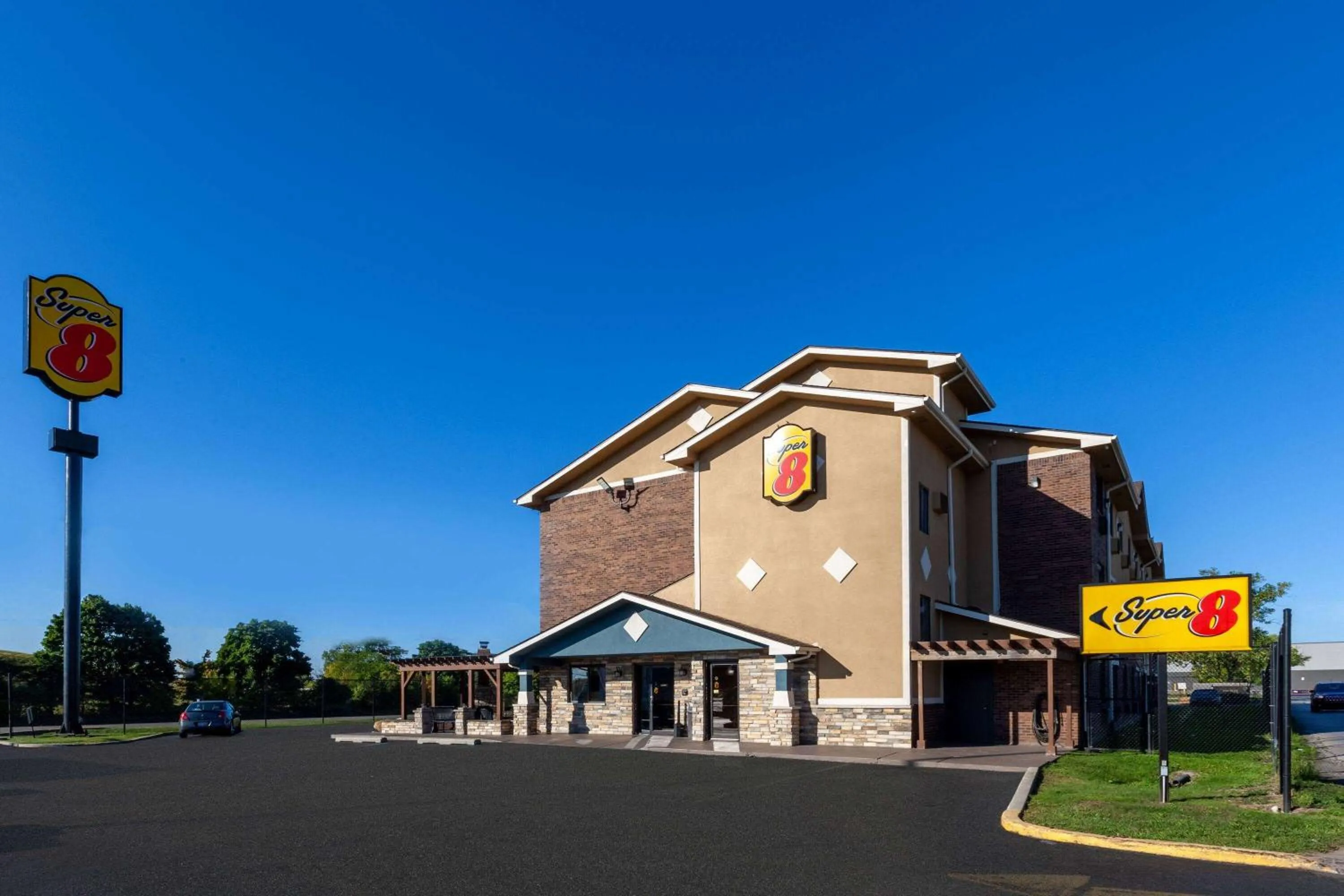 Super 8 by Wyndham Roseville/Detroit Area