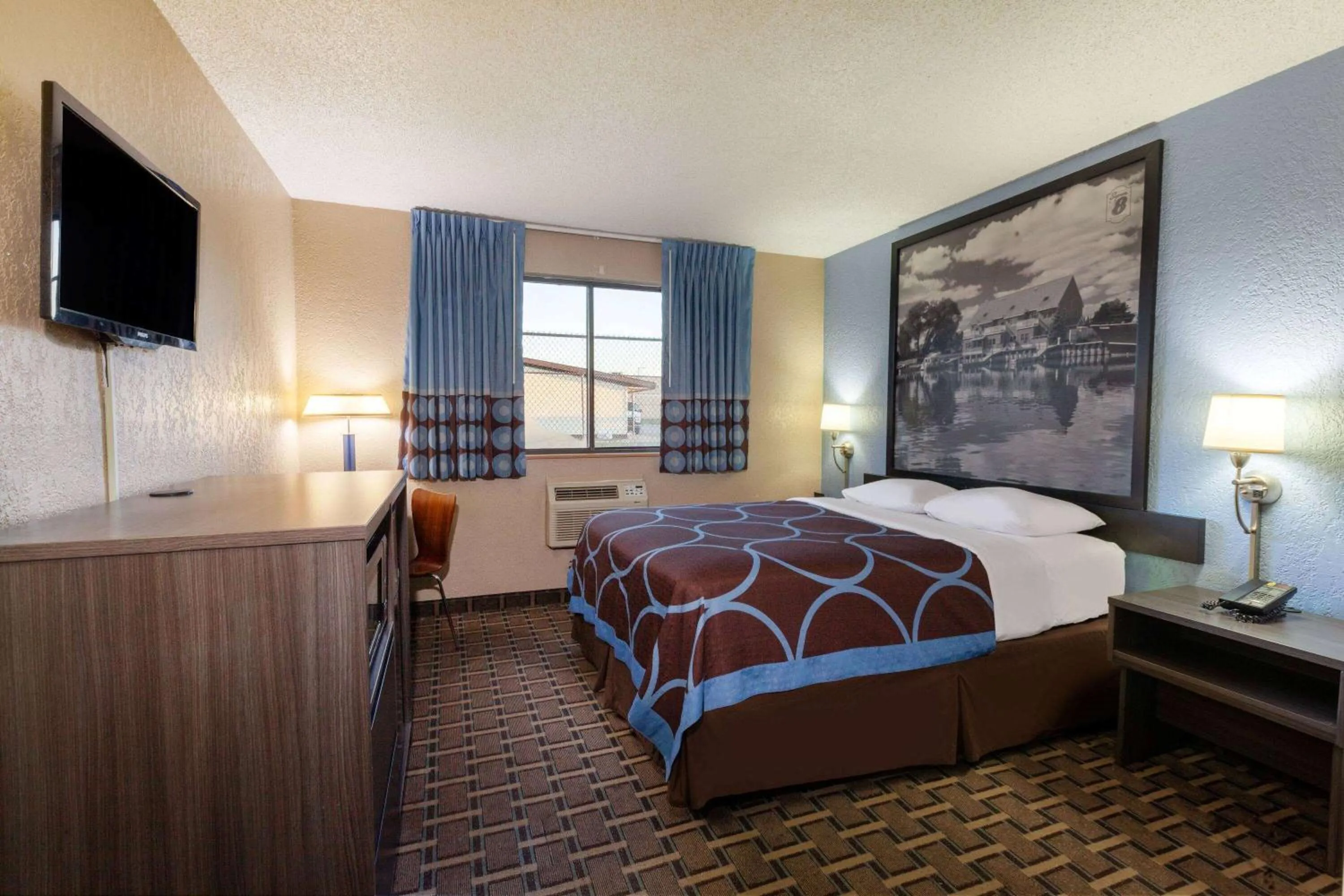 Photo of the whole room in Super 8 by Wyndham Roseville/Detroit Area