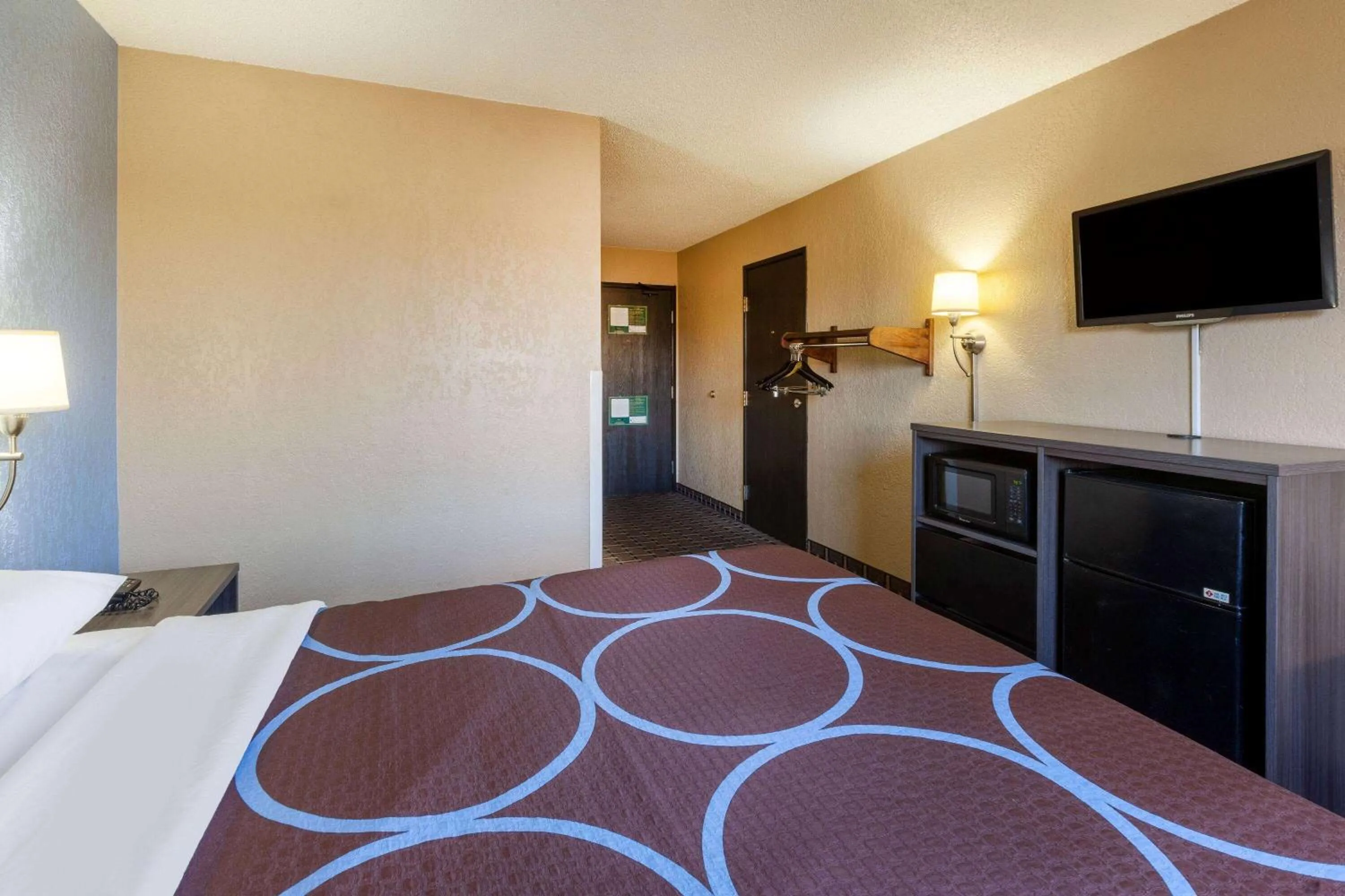 Photo of the whole room in Super 8 by Wyndham Roseville/Detroit Area
