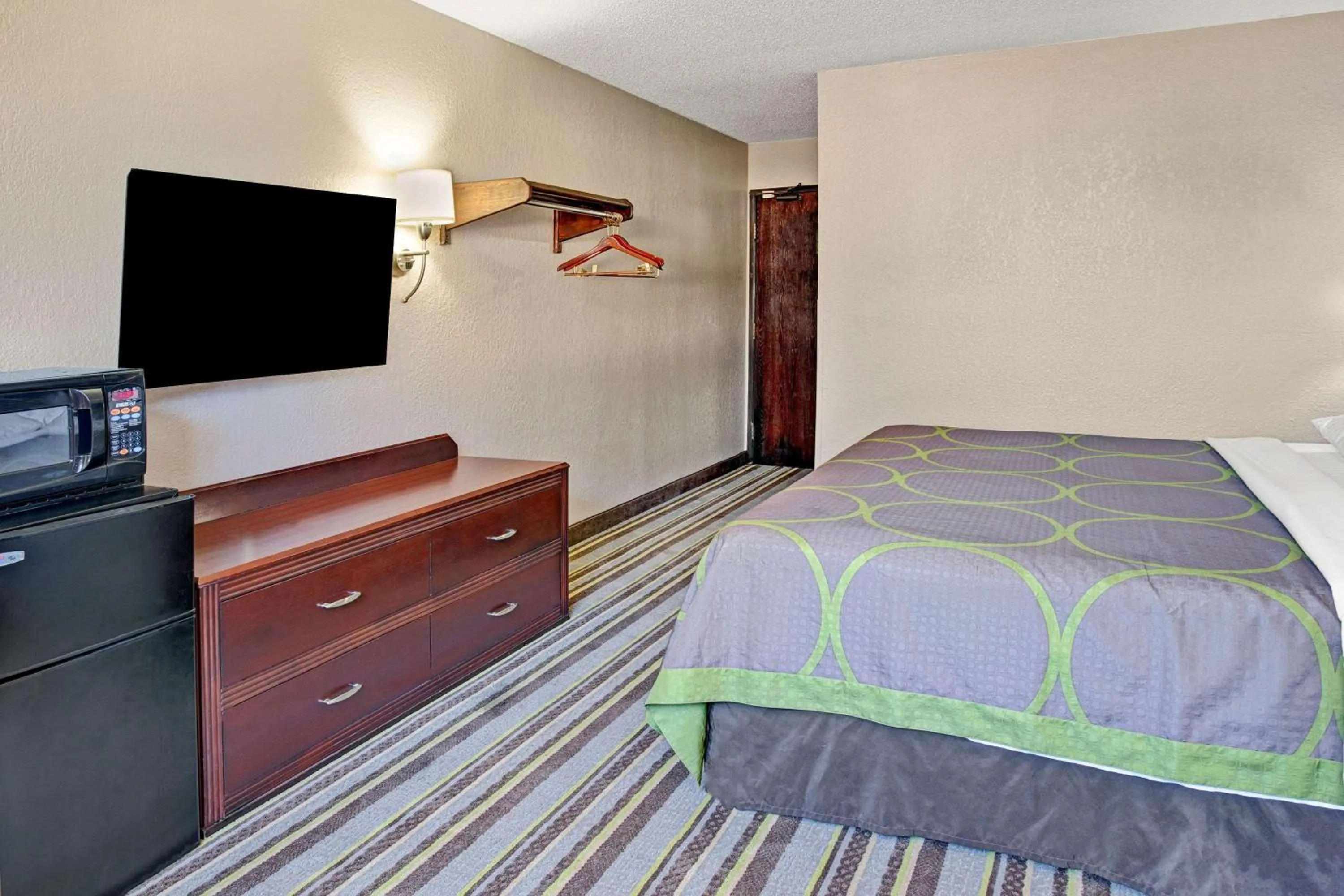 Photo of the whole room in Super 8 by Wyndham Roseville/Detroit Area