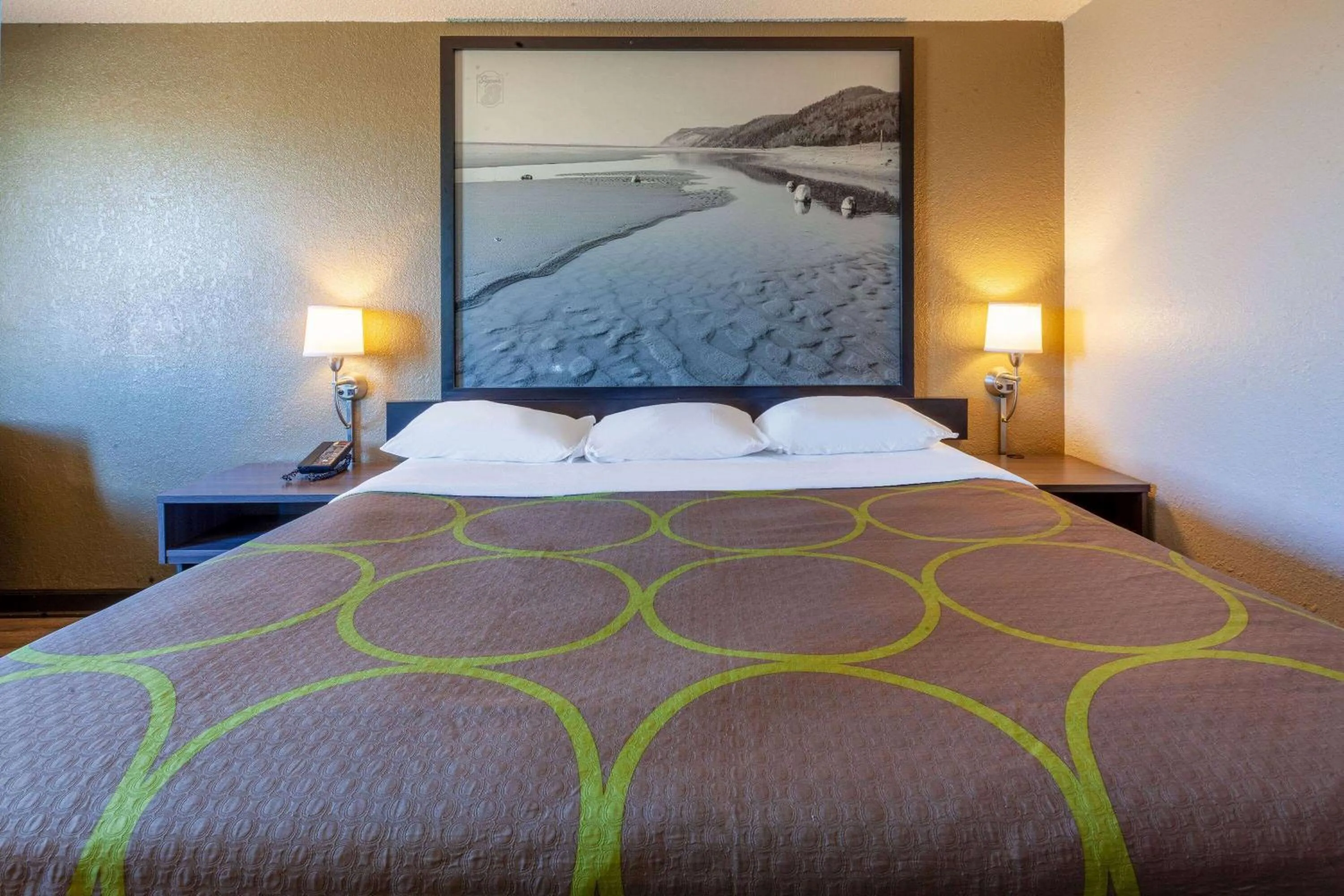 Photo of the whole room in Super 8 by Wyndham Roseville/Detroit Area