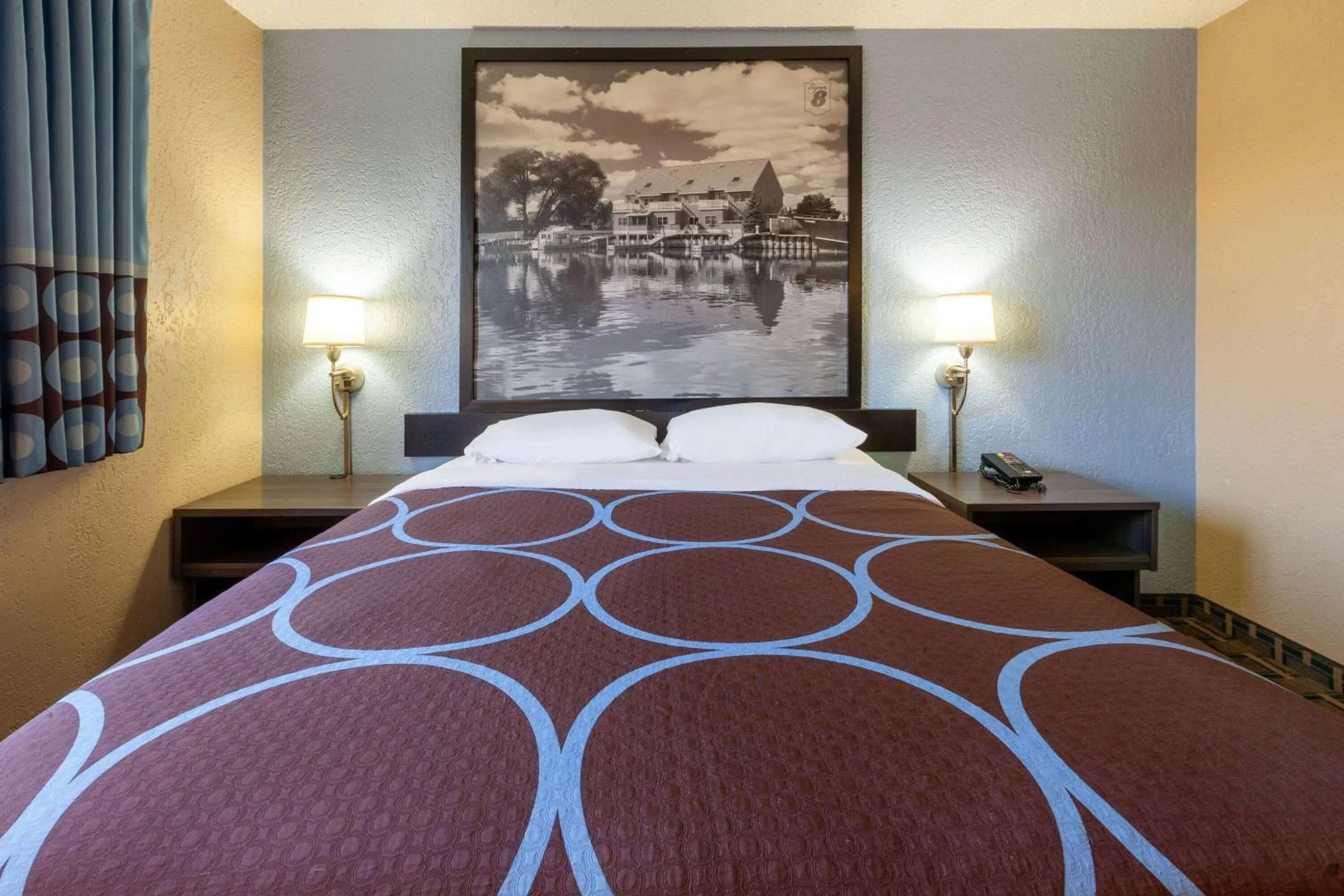 Photo of the whole room in Super 8 by Wyndham Roseville/Detroit Area